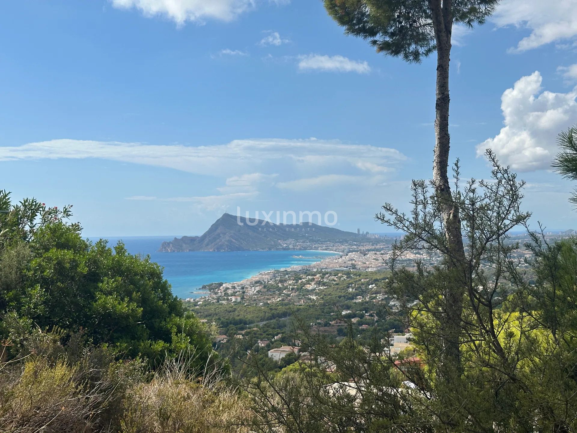 Plot for sale with sea views in Altea