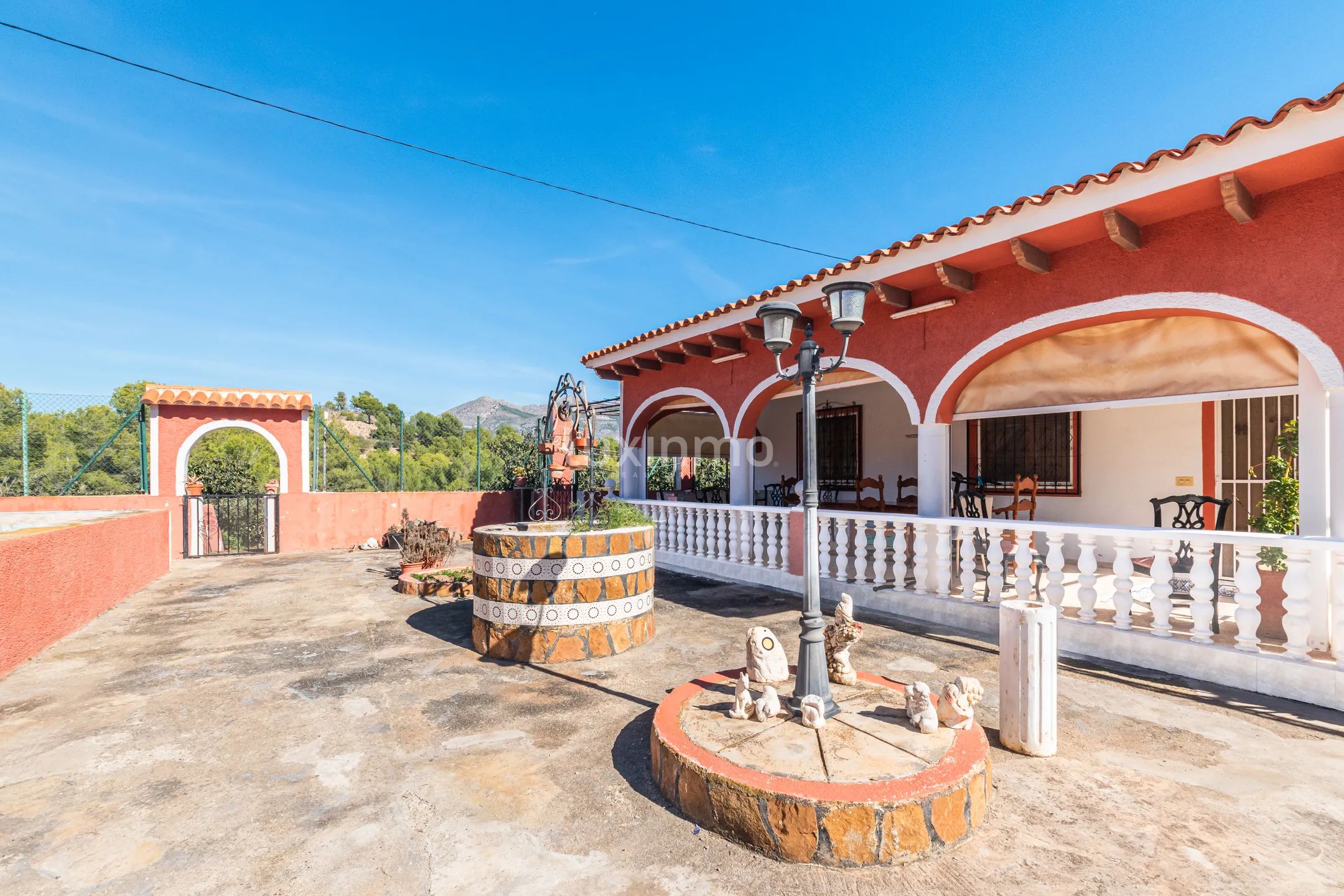 Spacious colonial house with large plot in La Nucia