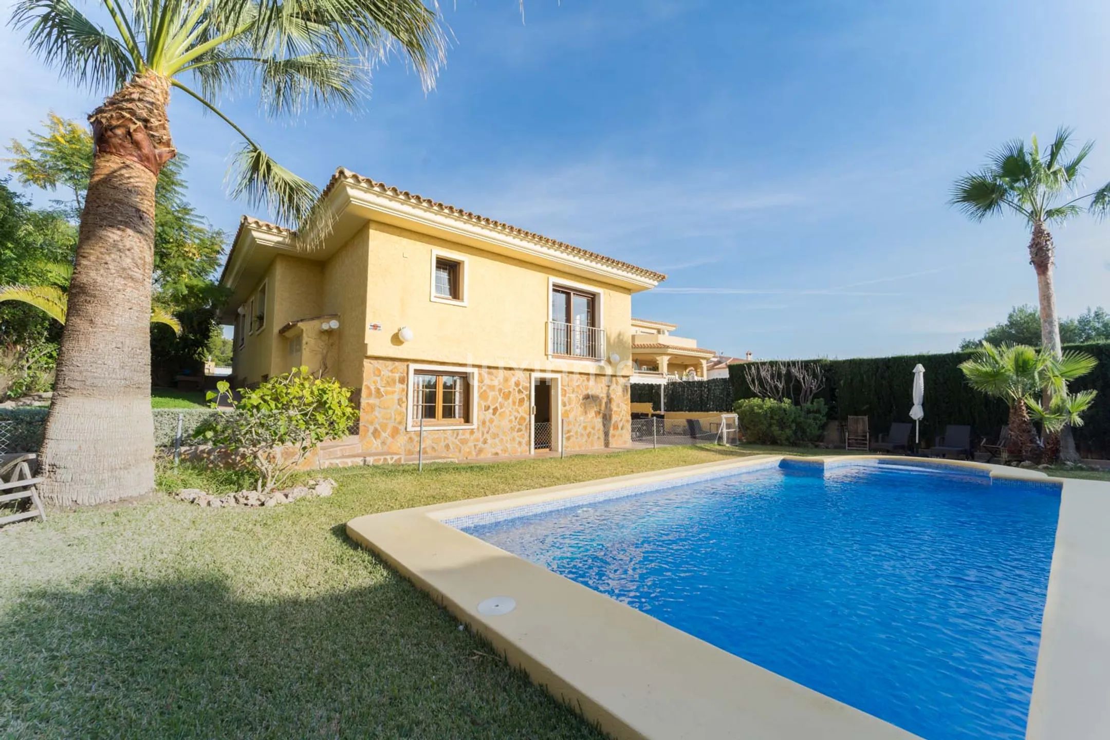 A house with a large garden and a swimming pool in La Nucia is for sale