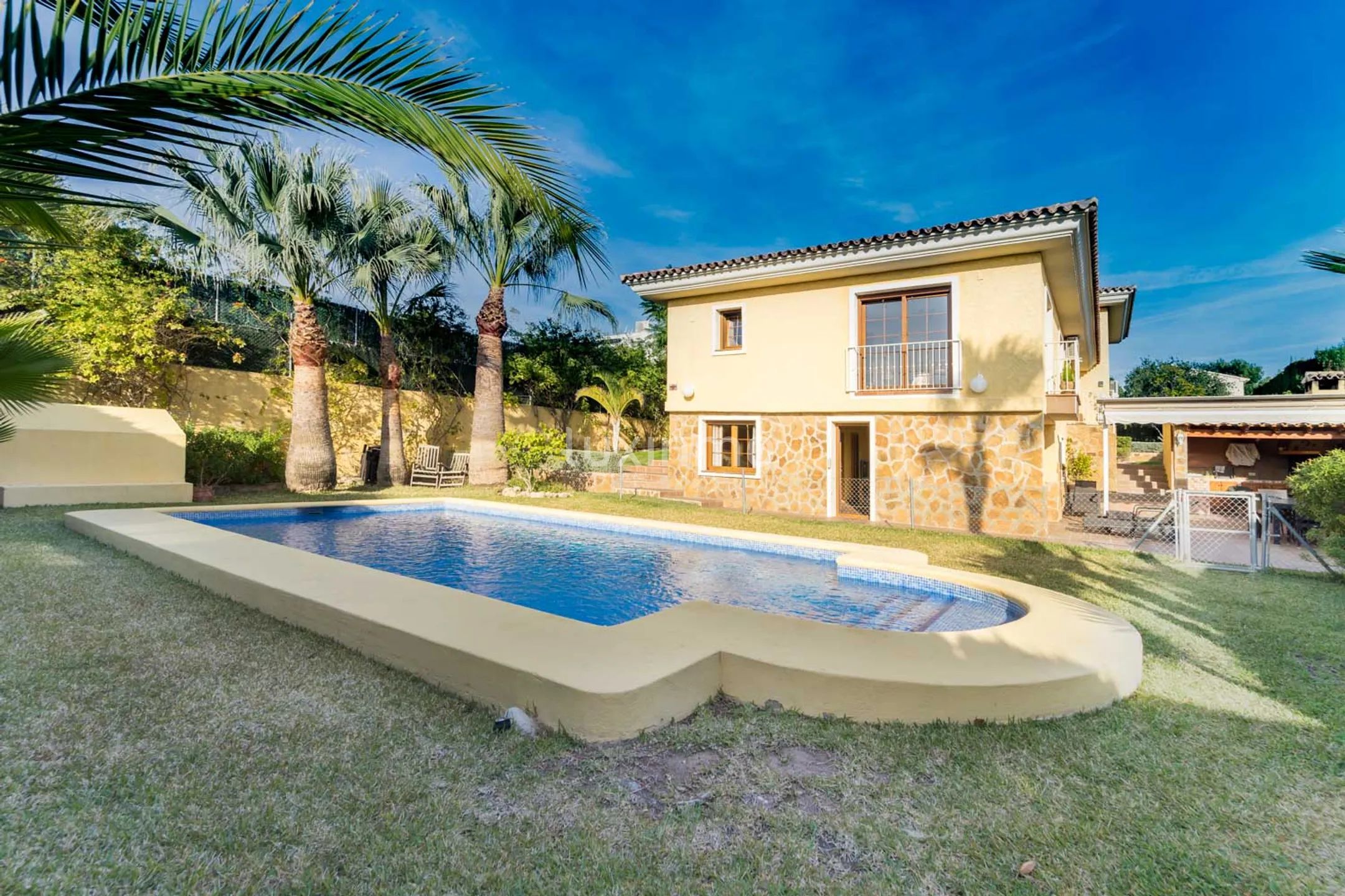 A house with a large garden and a swimming pool in La Nucia is for sale — photo 3