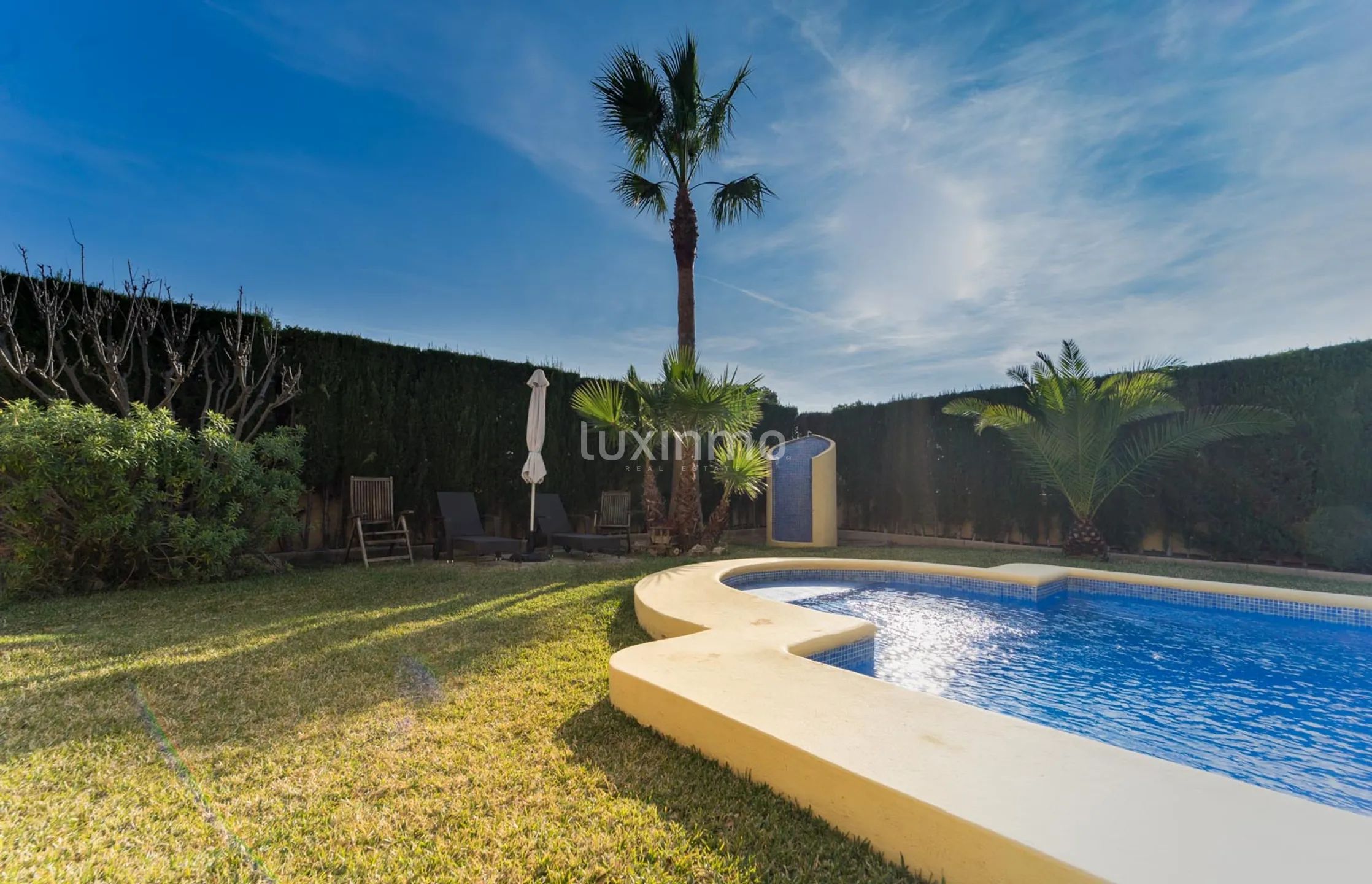 Een huis met een grote tuin en een zwembad in La Nucia is te koop — photo 4