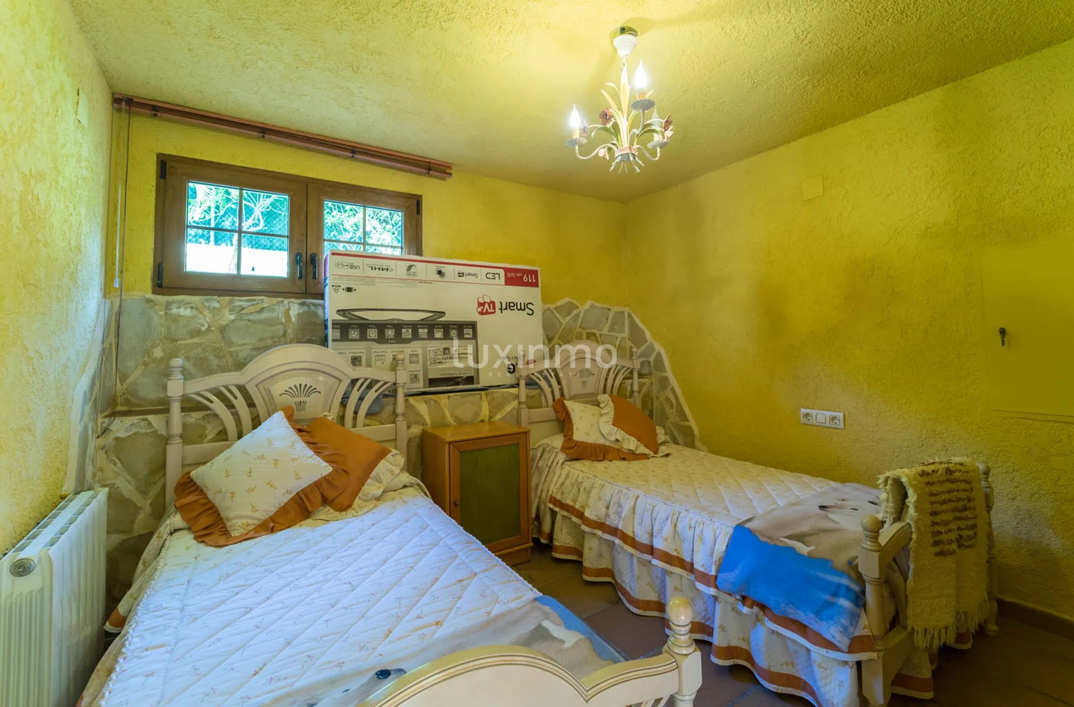 Een huis met een grote tuin en een zwembad in La Nucia is te koop — photo 40