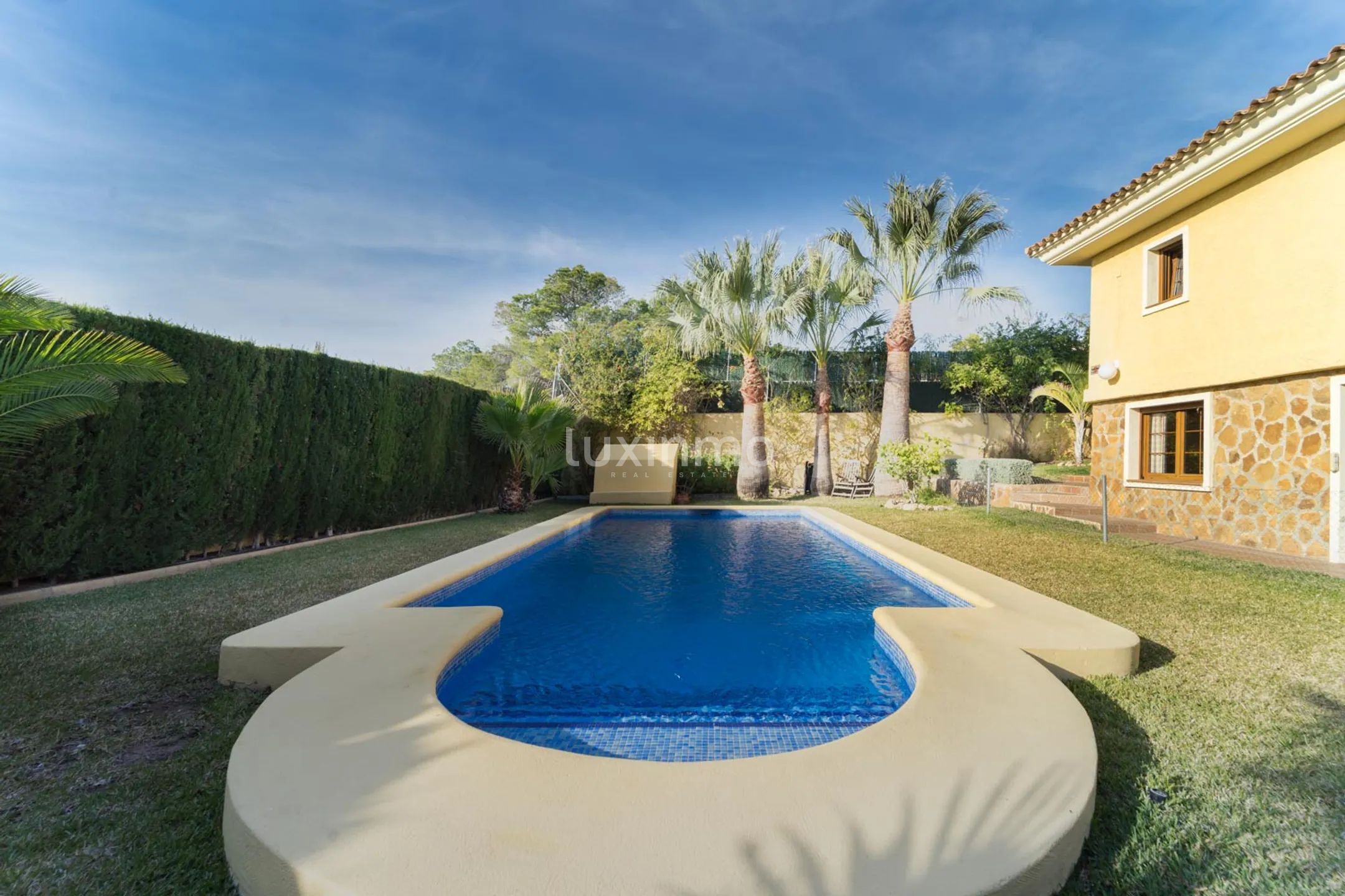 A house with a large garden and a swimming pool in La Nucia is for sale — photo 5