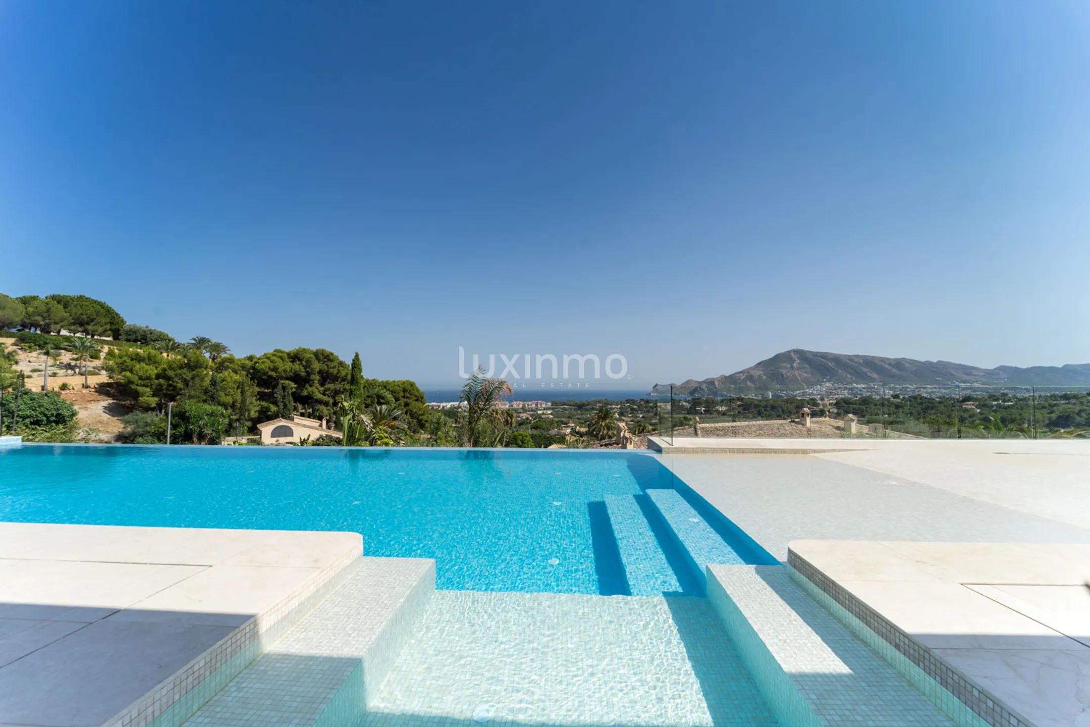 Chalet único con piscina y vistas al mar en venta en Altea — photo 12