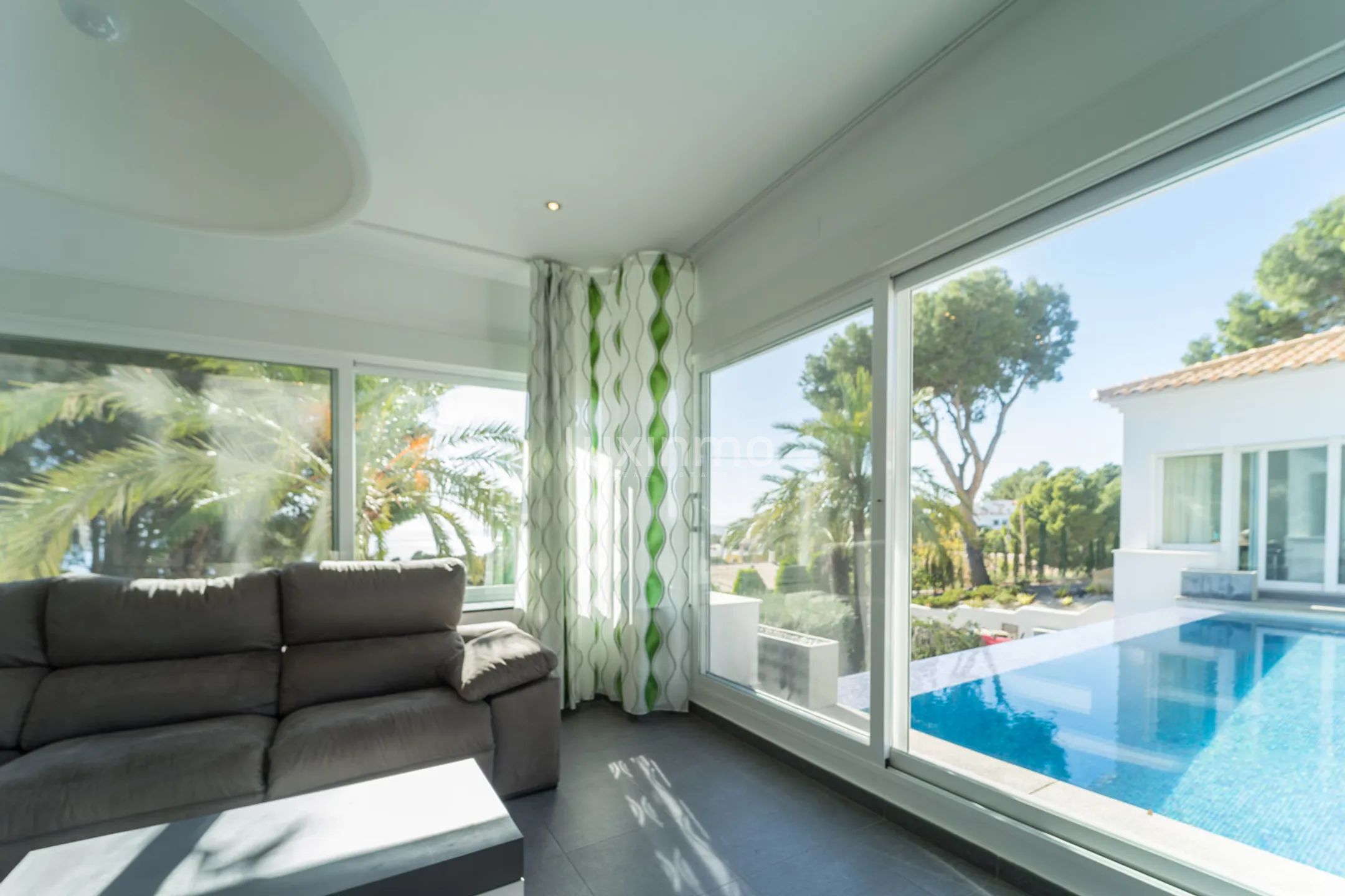 Villa with sea views and a large garden in Altea — photo 10