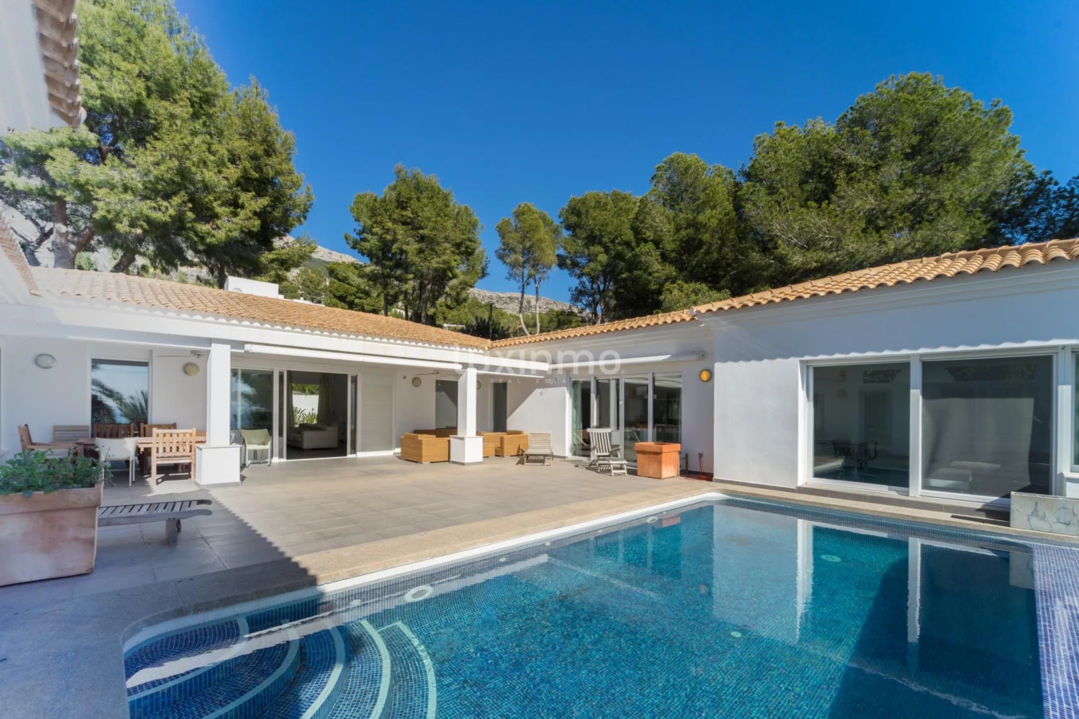 Villa med havsutsikt och stor trädgård att hyra i Altea