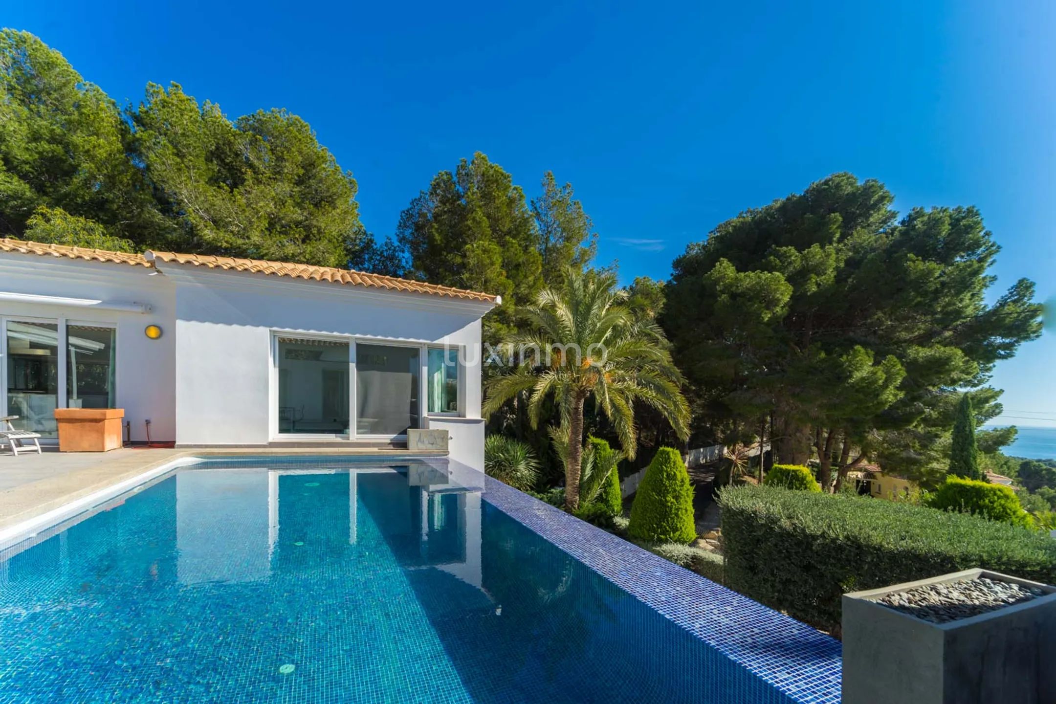 For rent Villa with sea views and a large garden in Altea — photo 3