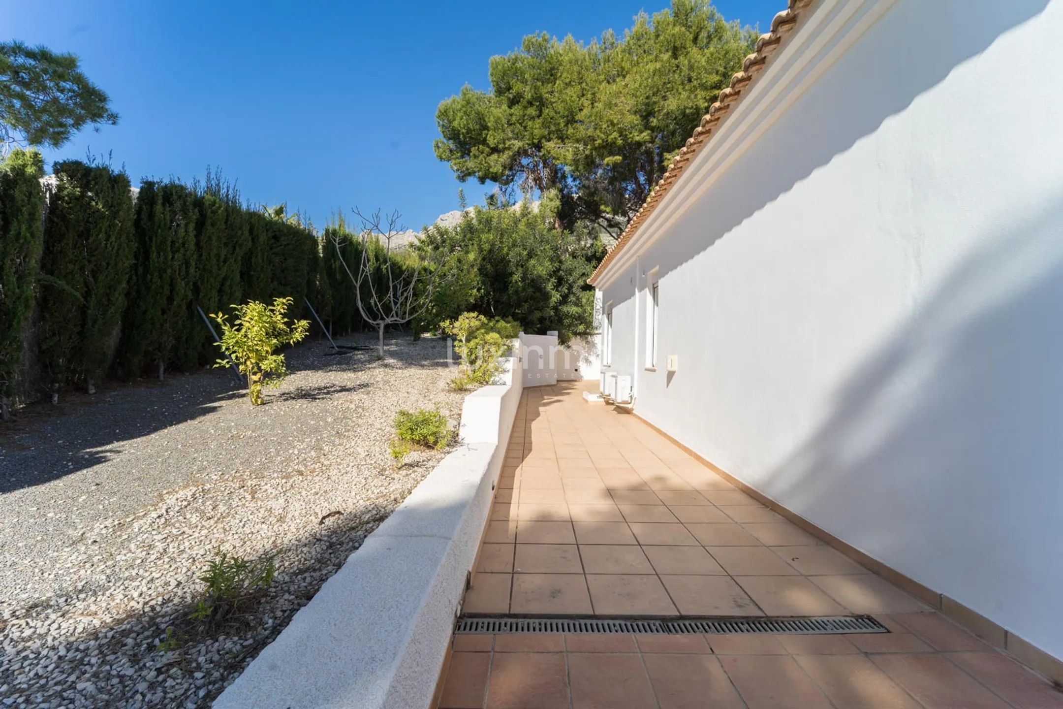 For rent Villa with sea views and a large garden in Altea — photo 45