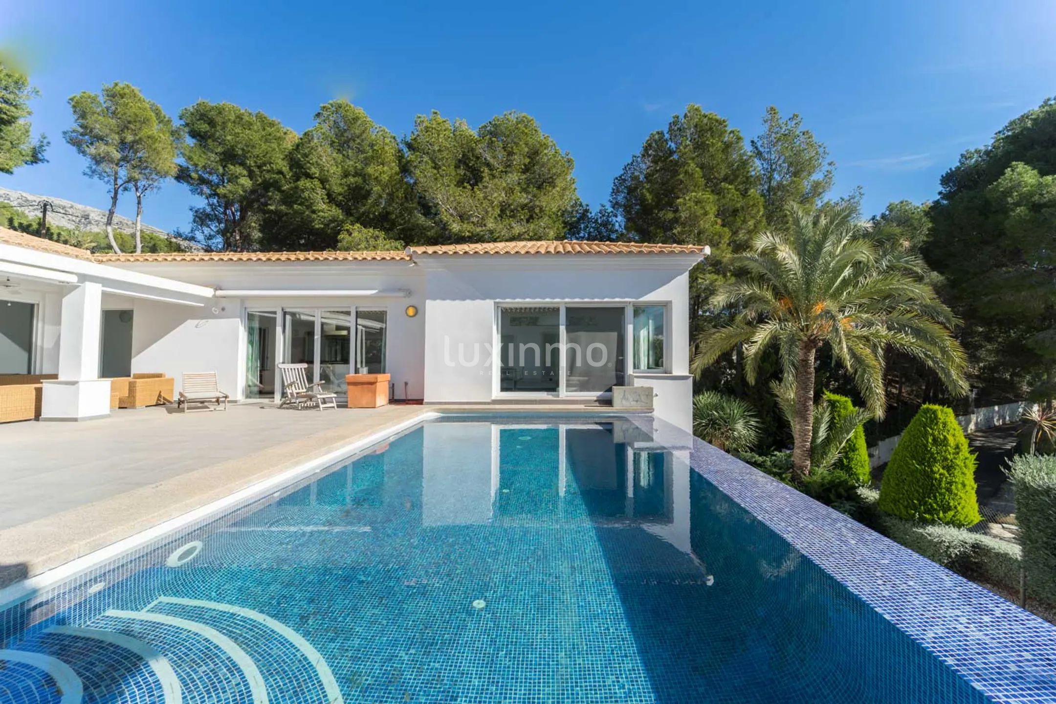 For rent Villa with sea views and a large garden in Altea — photo 46