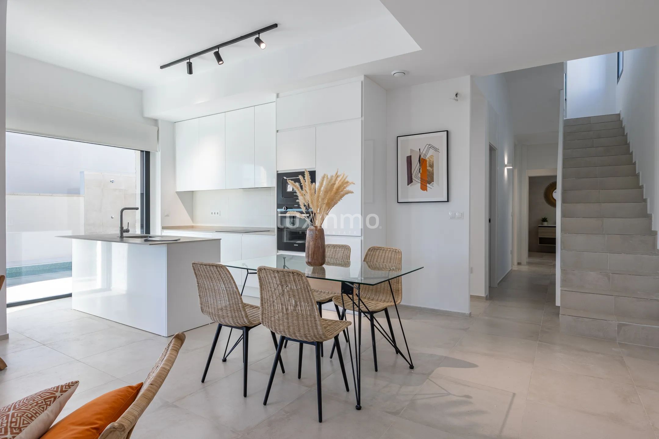 Modern detached house with private pool in quiet residential area — photo 2