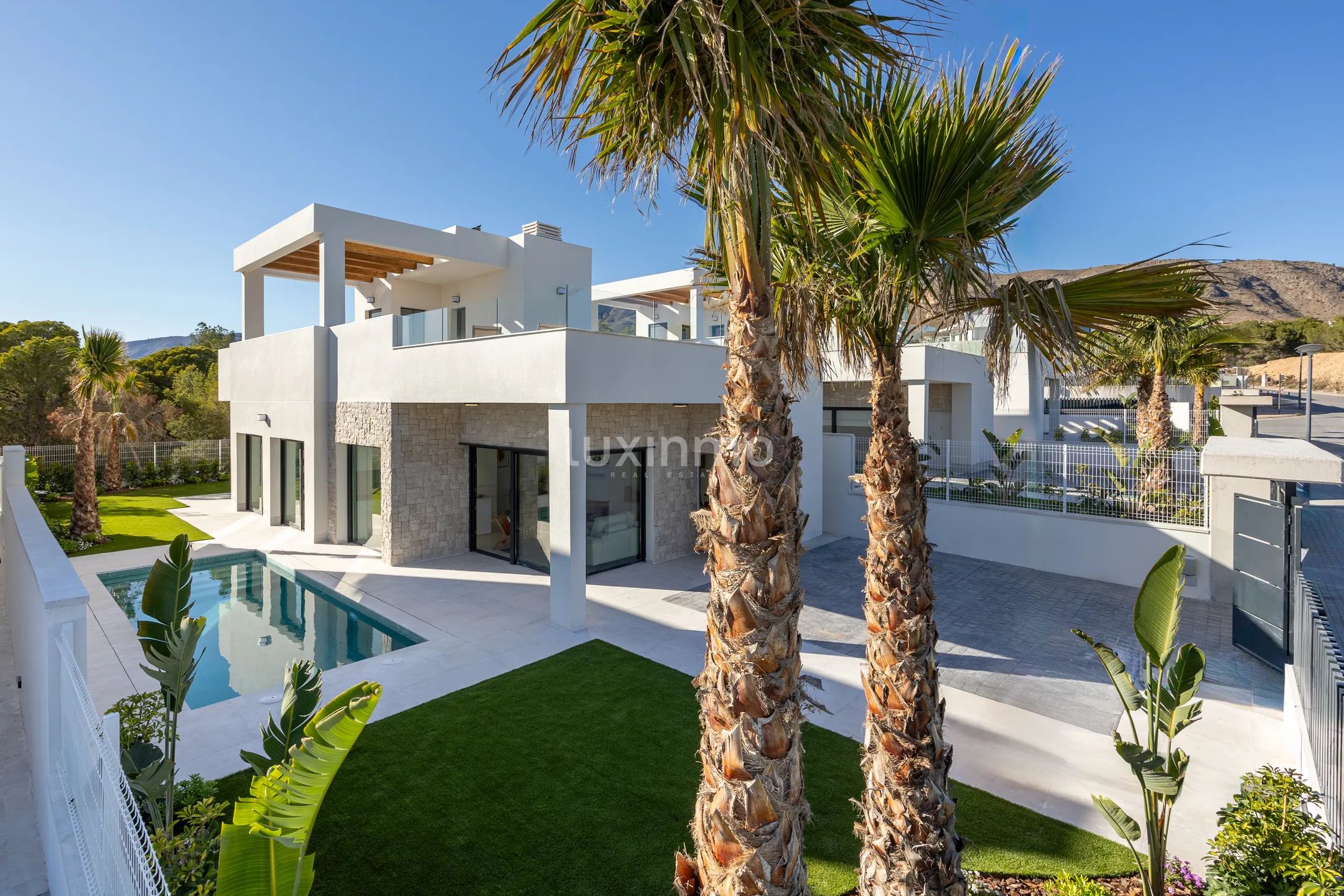 Modern detached house with private pool in quiet residential area — photo 1