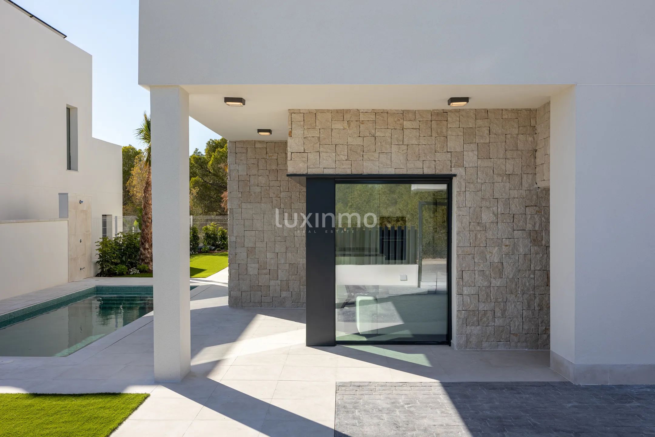 Modern detached house with private pool in quiet residential area — photo 10