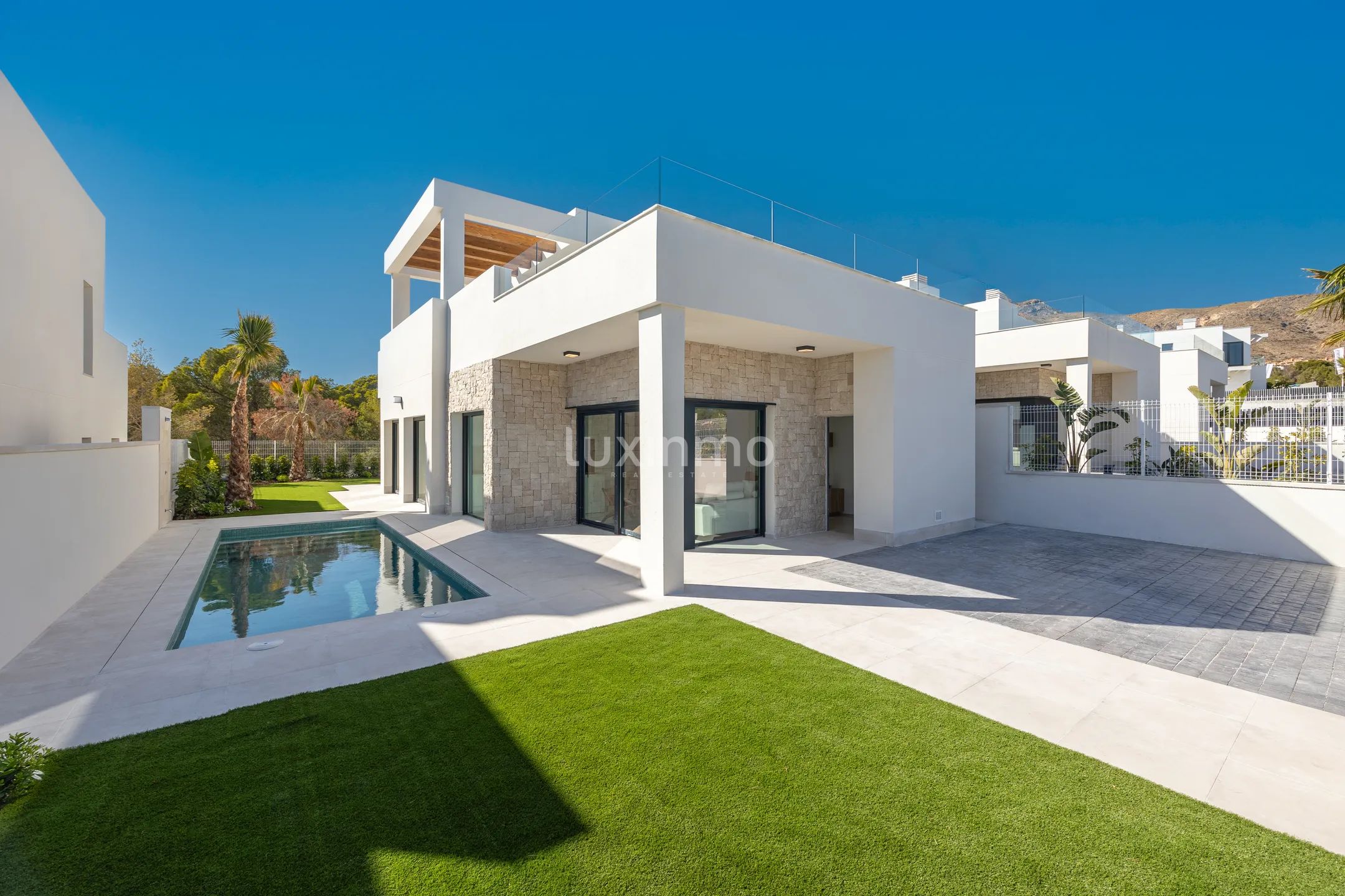 Modern detached house with private pool in quiet residential area — photo 11