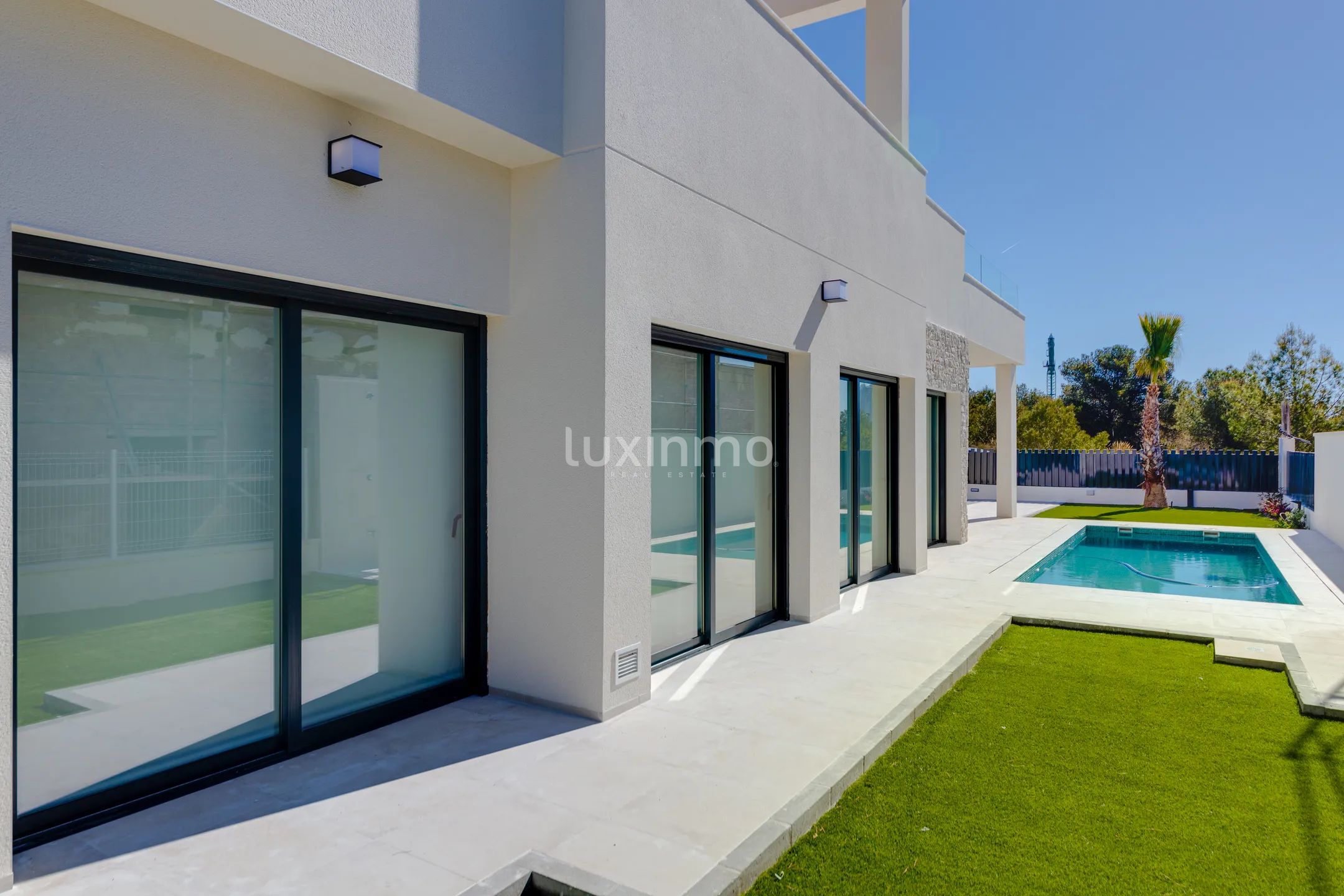 Modern detached house with private pool in quiet residential area — photo 12