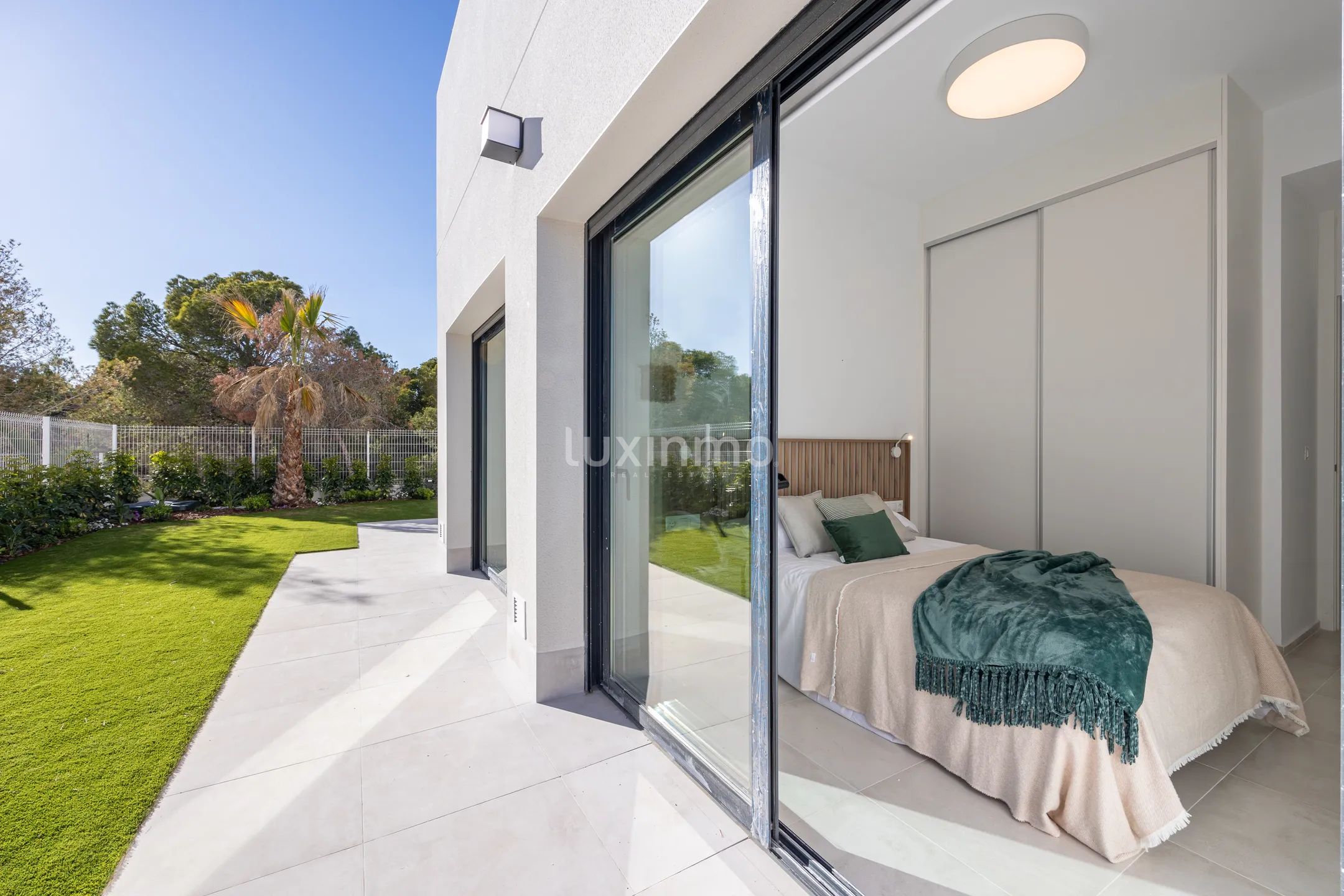 Современный отдельно стоящий дом с частным бассейном в тихом жилом районе — photo 9