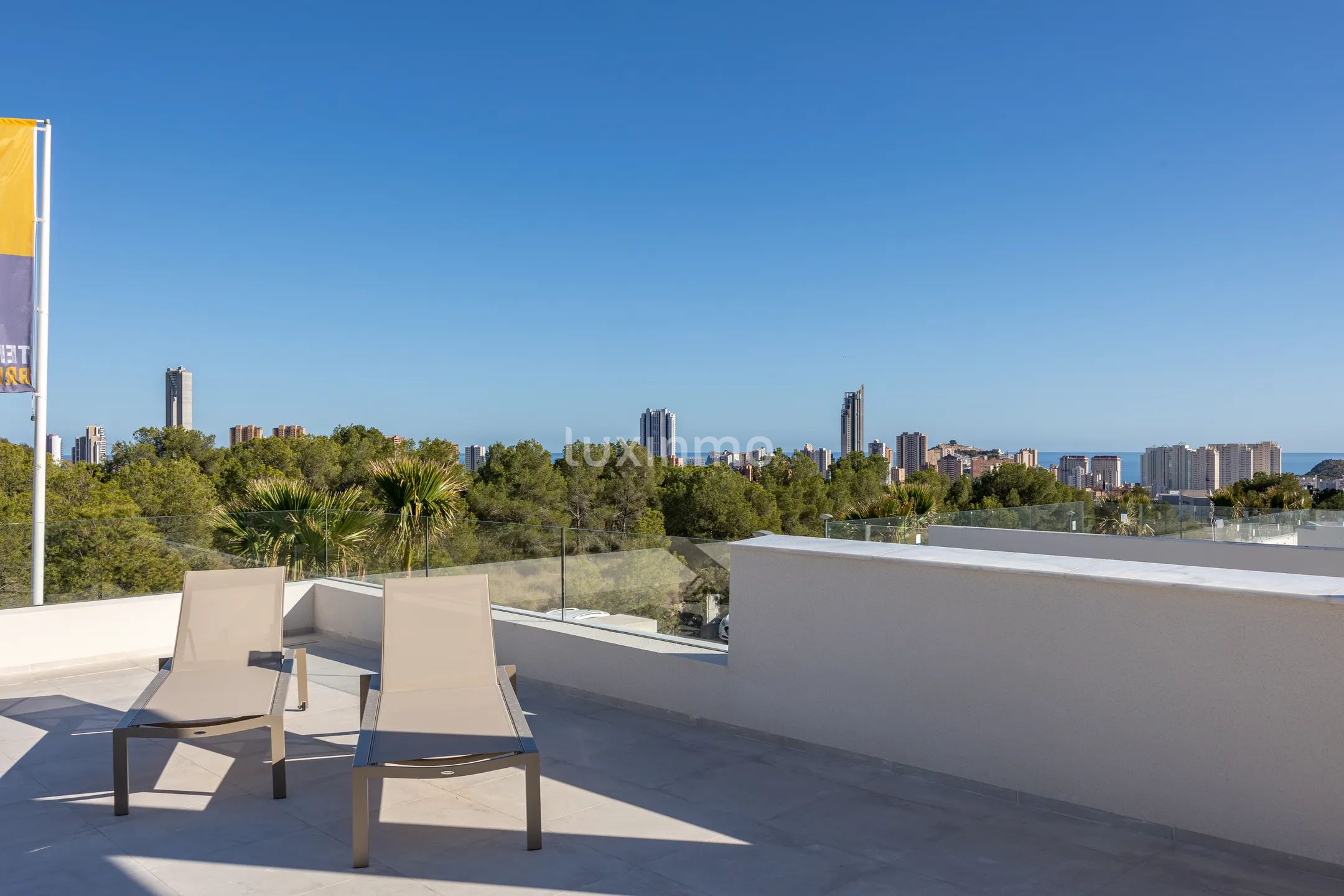 Современный отдельно стоящий дом с частным бассейном в тихом жилом районе — photo 8