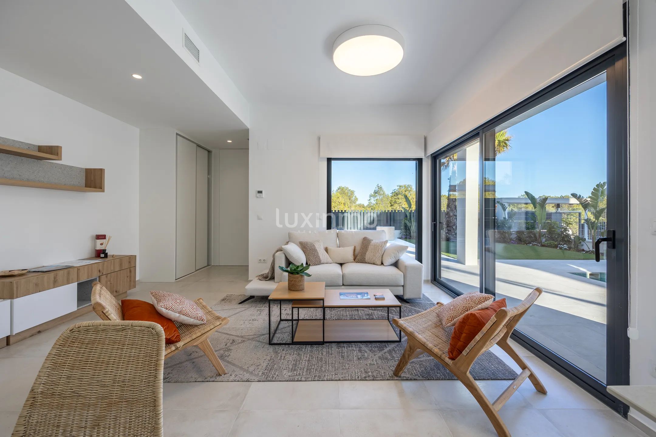 Modern detached house with private pool in quiet residential area — photo 5