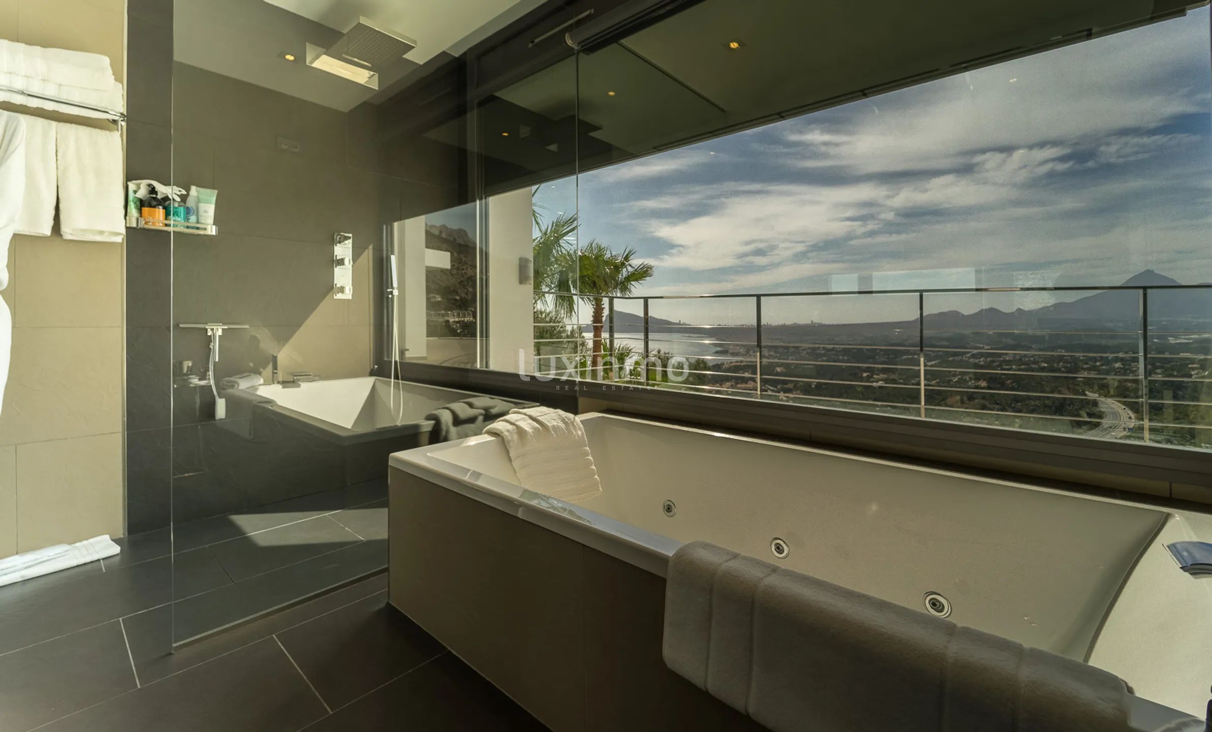 Exklusiv villa i modern stil i eliturbanisering med havsutsikt — photo 36