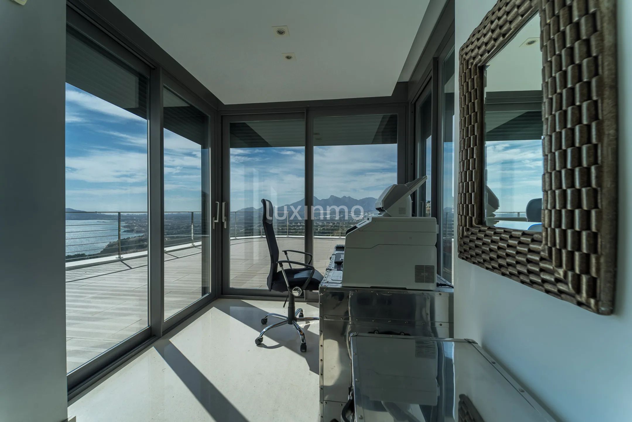 Exklusiv villa i modern stil i eliturbanisering med havsutsikt — photo 40