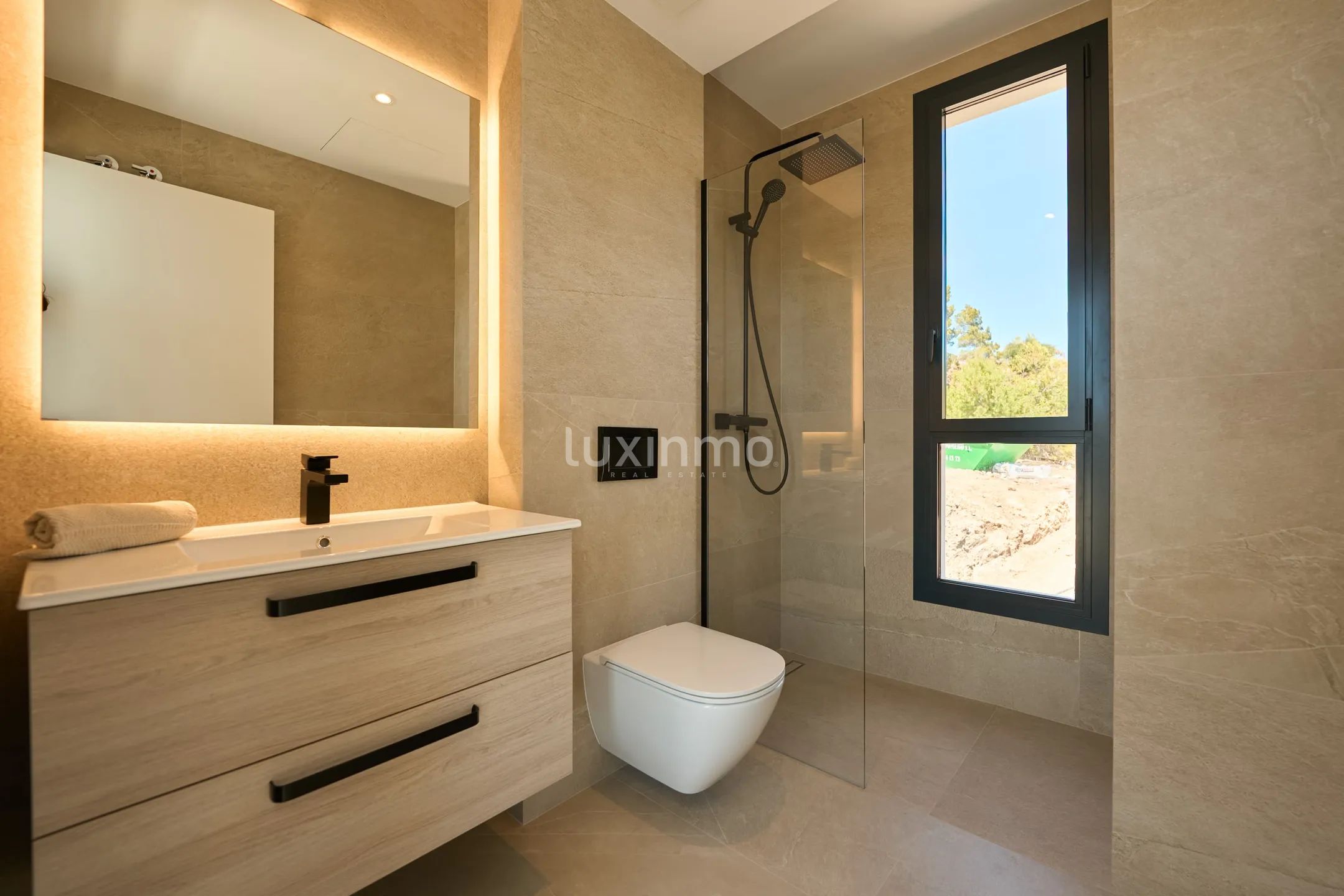 Stunning Modern Villa in Alfáz Del Pí with Private Pool and Luxurious Amenities — photo 18