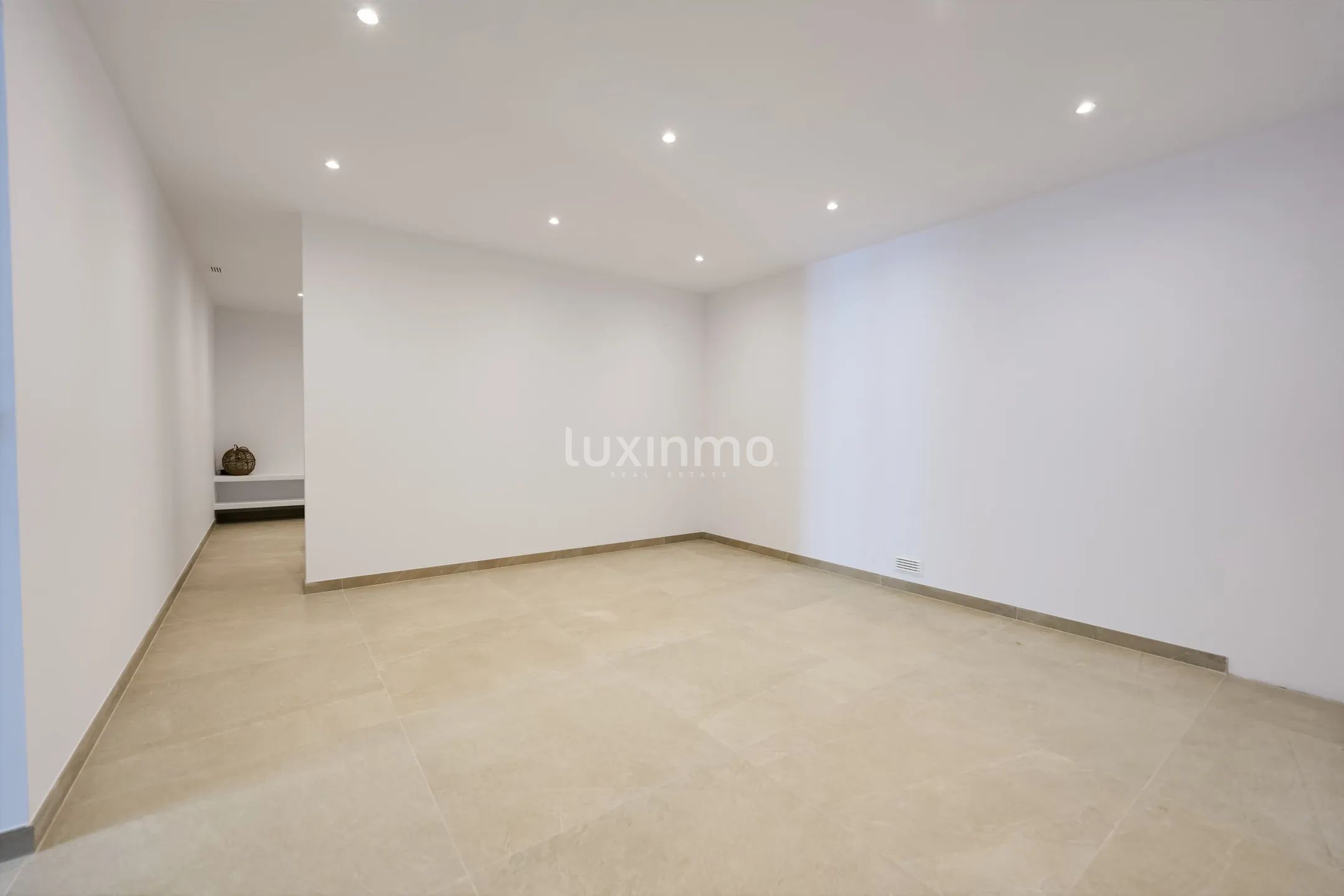 Stunning Modern Villa in Alfáz Del Pí with Private Pool and Luxurious Amenities — photo 22