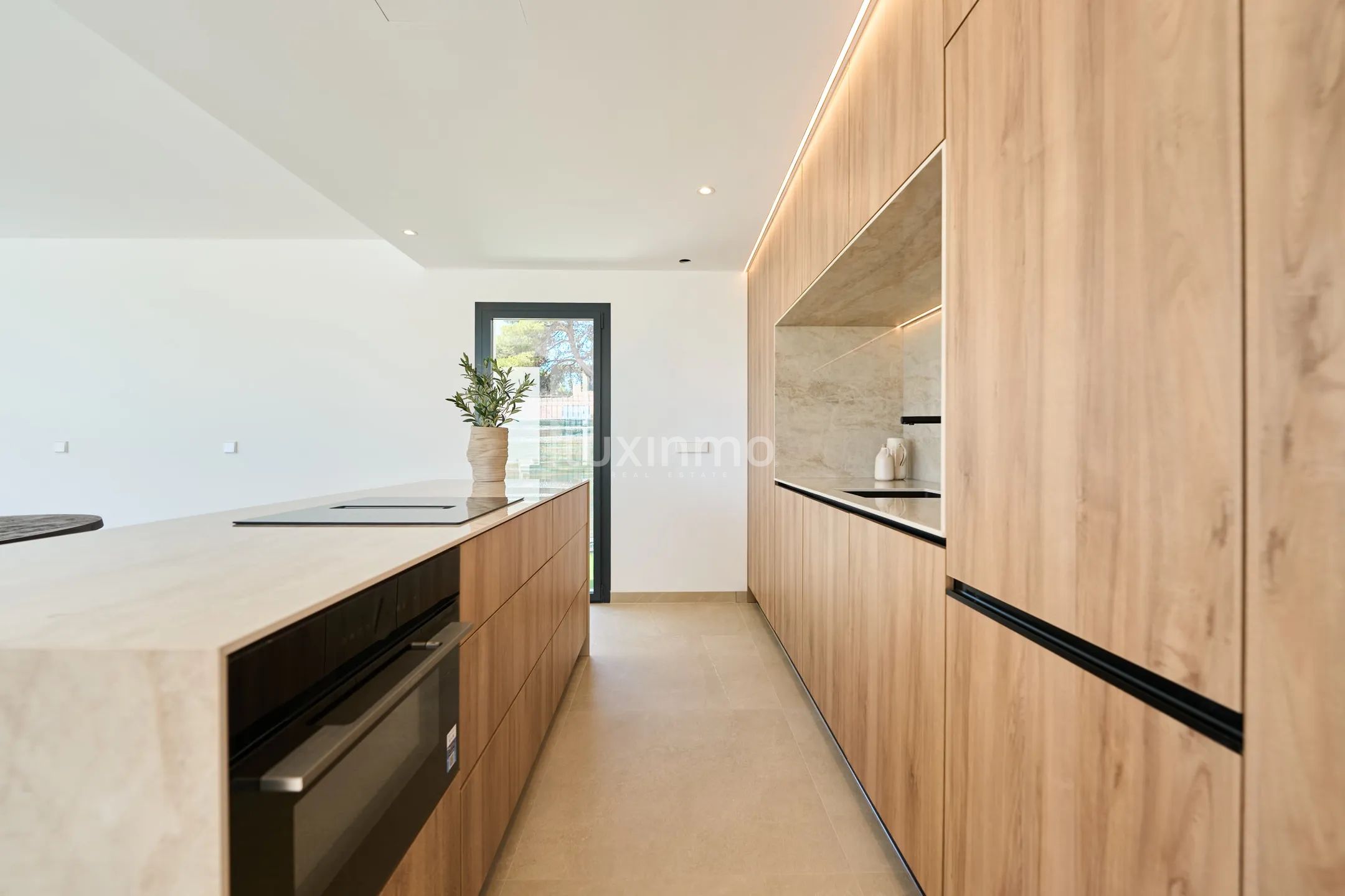 Stunning Modern Villa in Alfáz Del Pí with Private Pool and Luxurious Amenities — photo 8