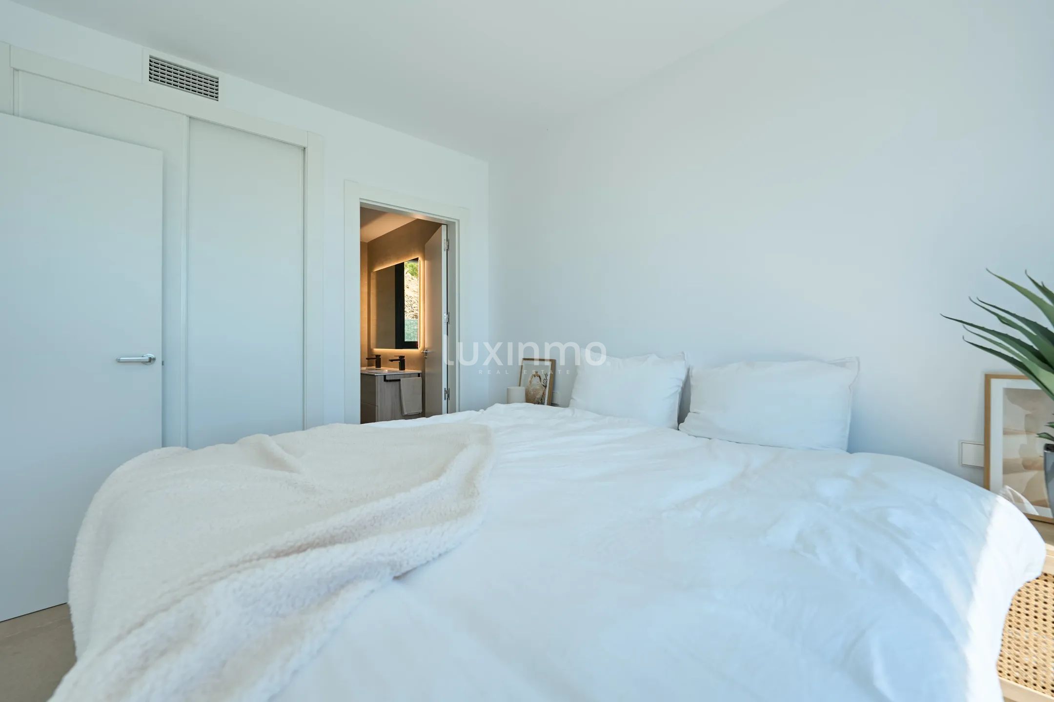 Stunning Modern Villa in Alfáz Del Pí with Private Pool and Luxurious Amenities — photo 13