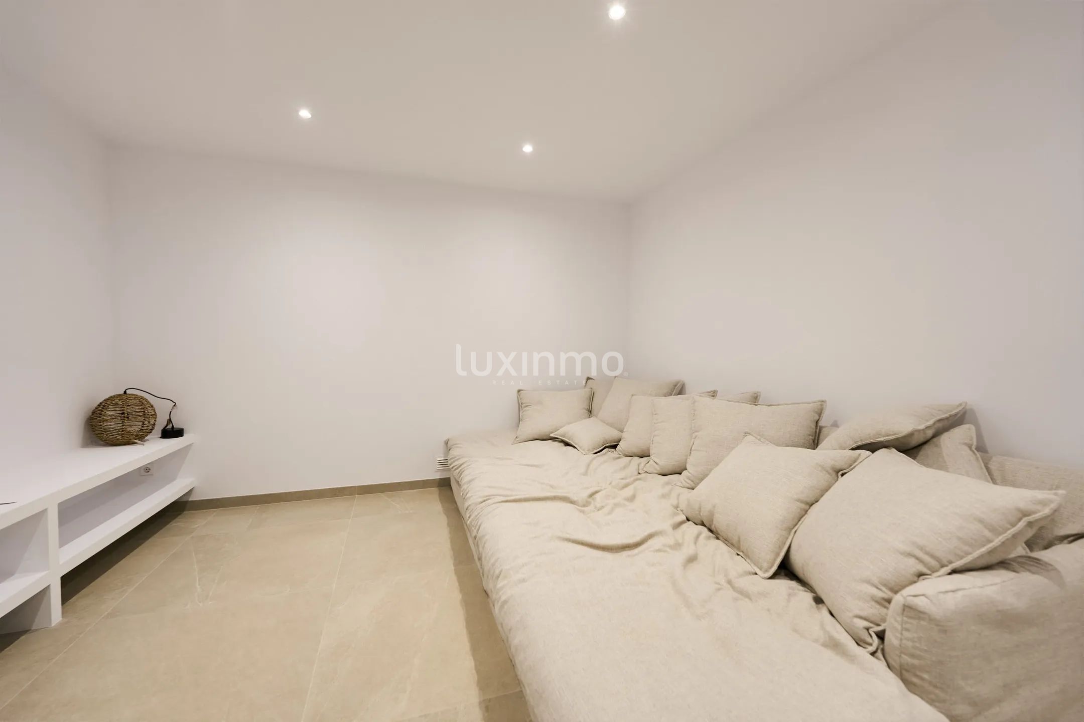 Stunning Modern Villa in Alfáz Del Pí with Private Pool and Luxurious Amenities — photo 23