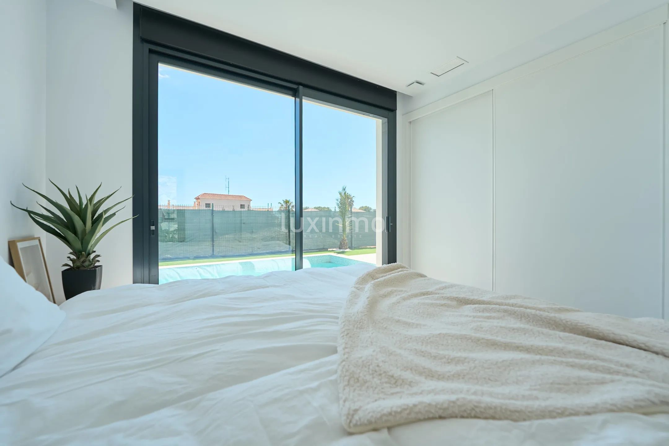 Stunning Modern Villa in Alfáz Del Pí with Private Pool and Luxurious Amenities — photo 12