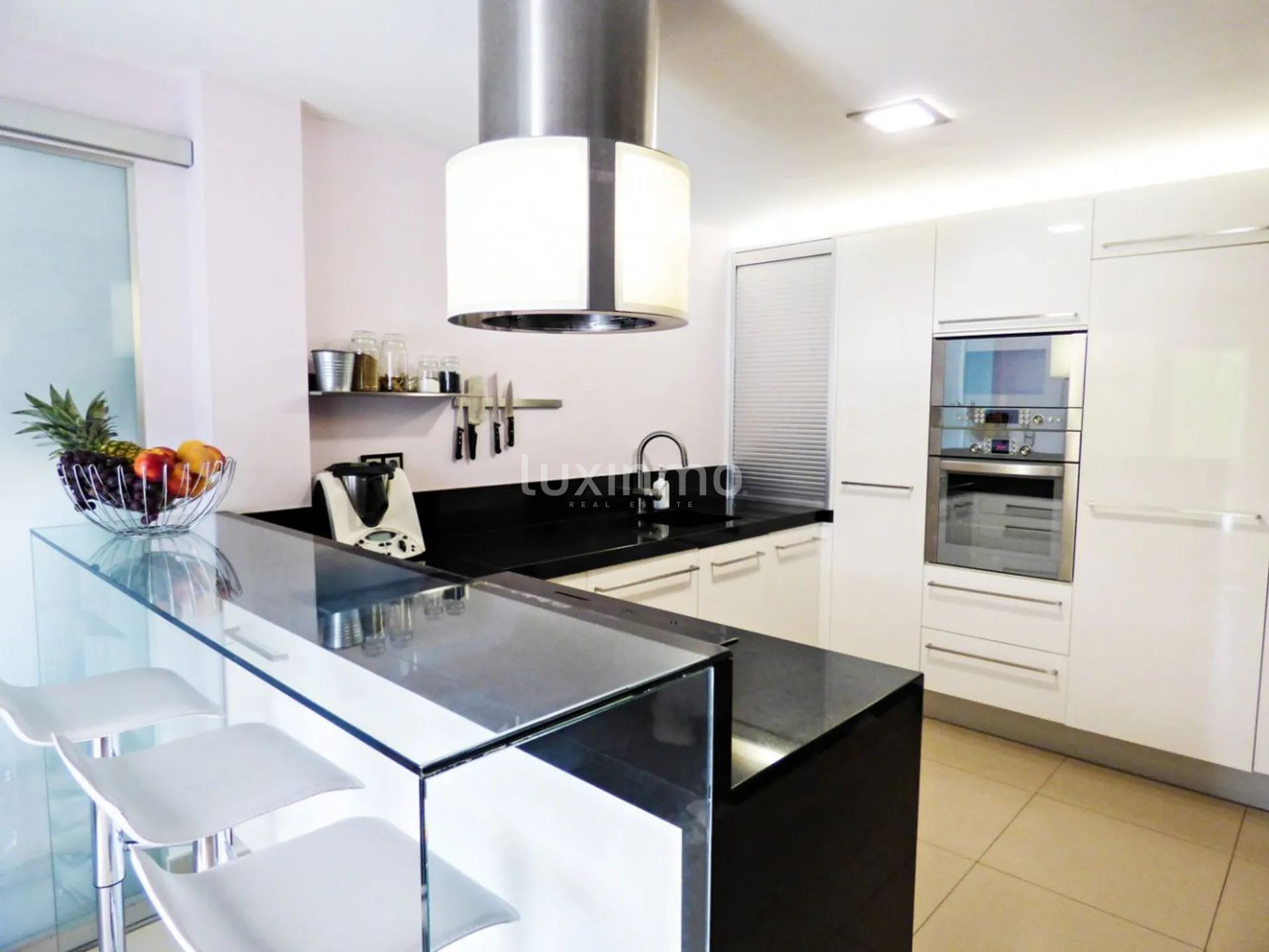 Вилла в современном стиле с гаражом на продажу в Пего — photo 2