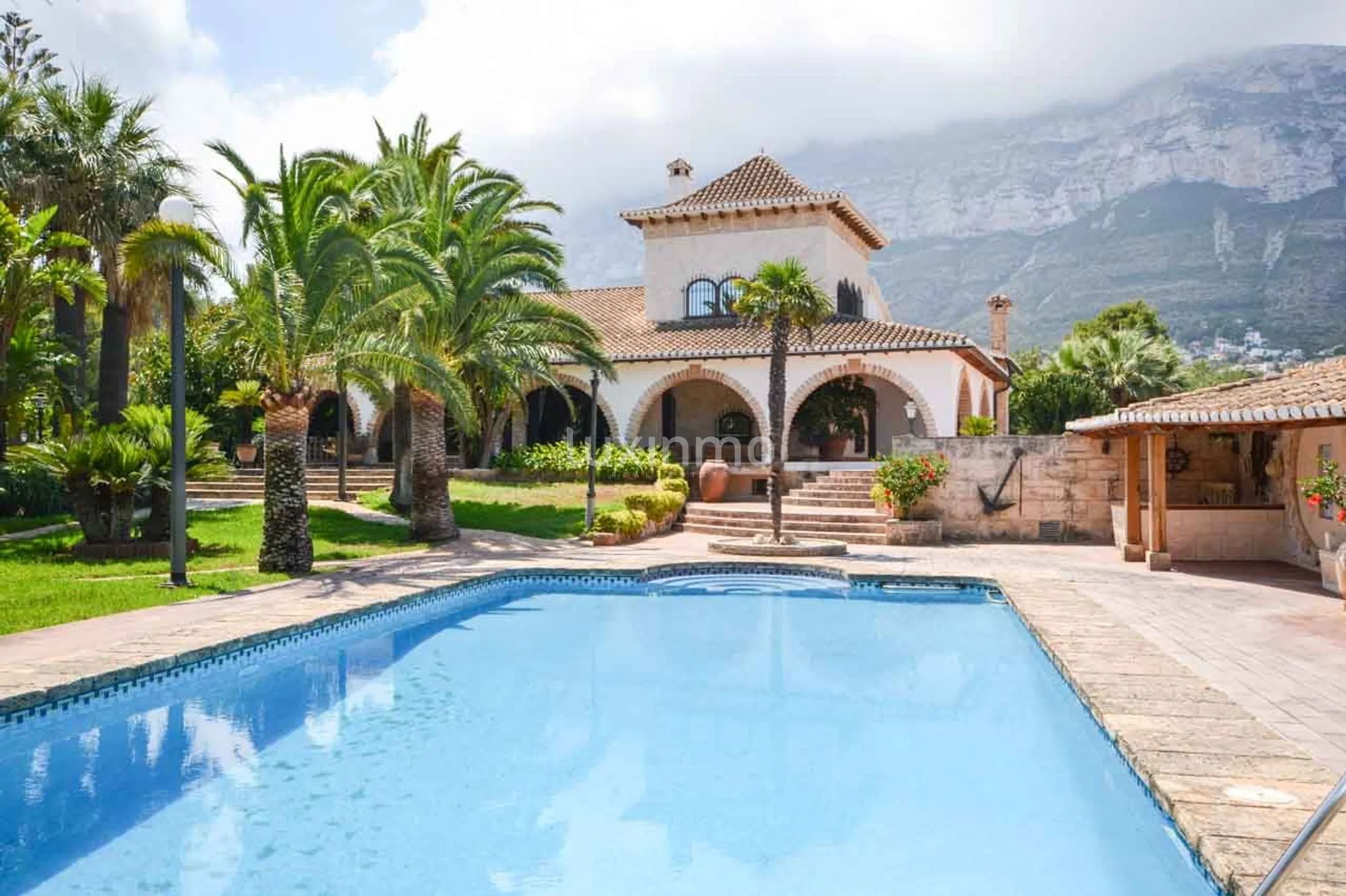 Luxury traditional style villa for sale in Denia