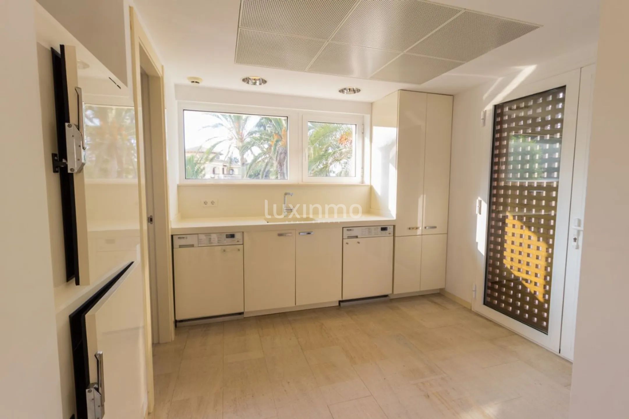 Luxury villa for sale on the first beach line in Denia — photo 8