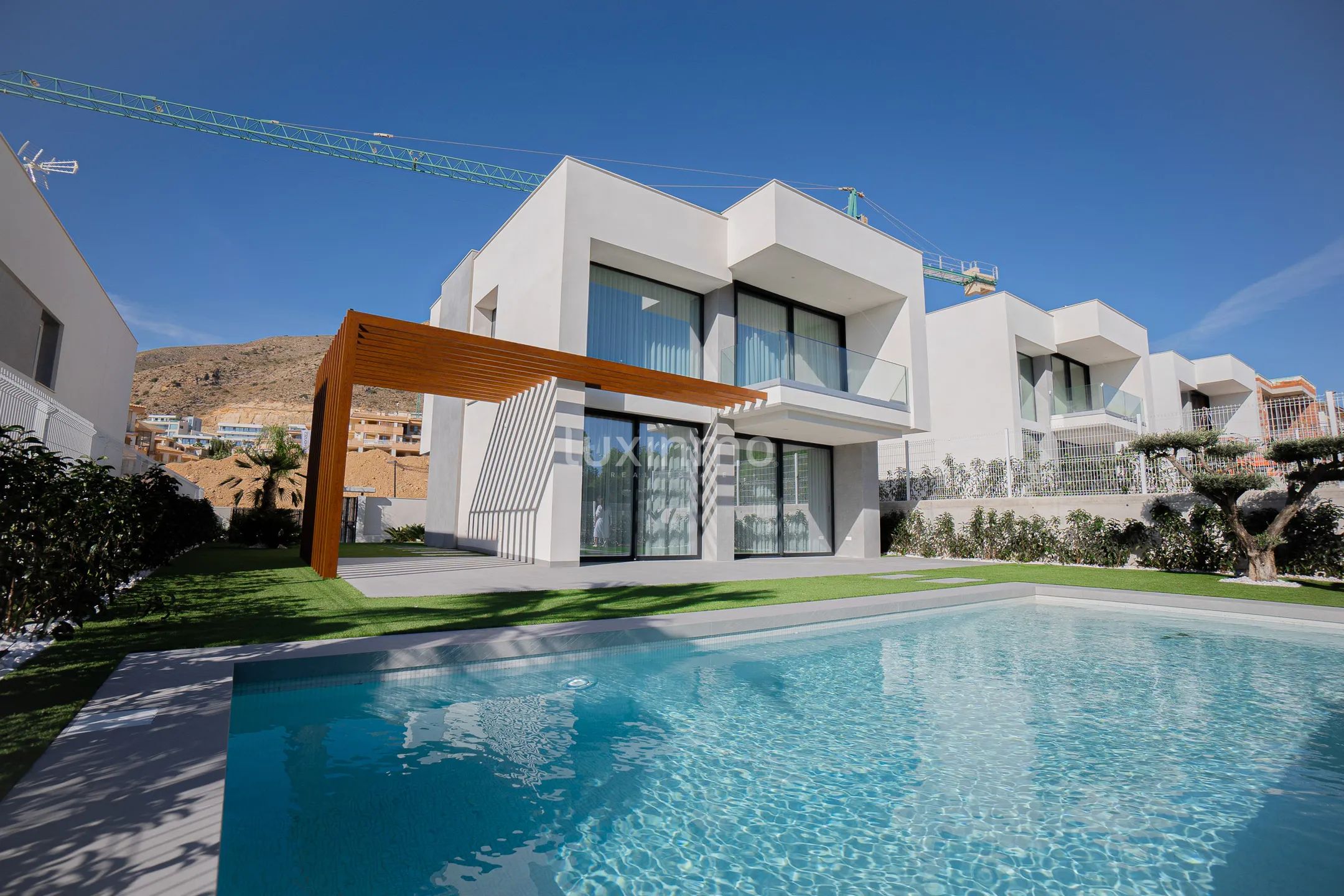 Detached villa in the urbanization of Sierra Cortina — photo 1