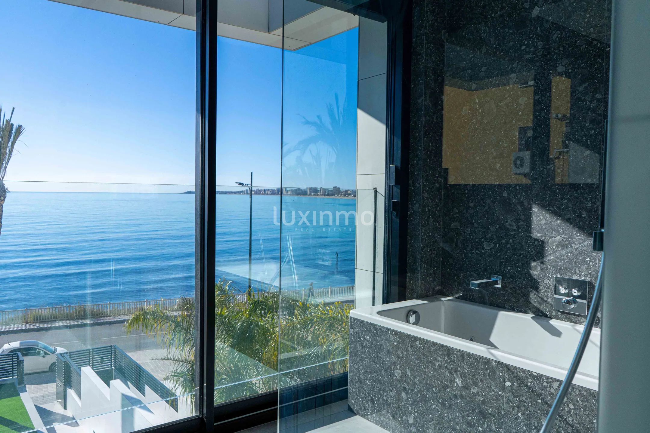 Вилла на первой береговой линии в Кампейо Аликанте — photo 14