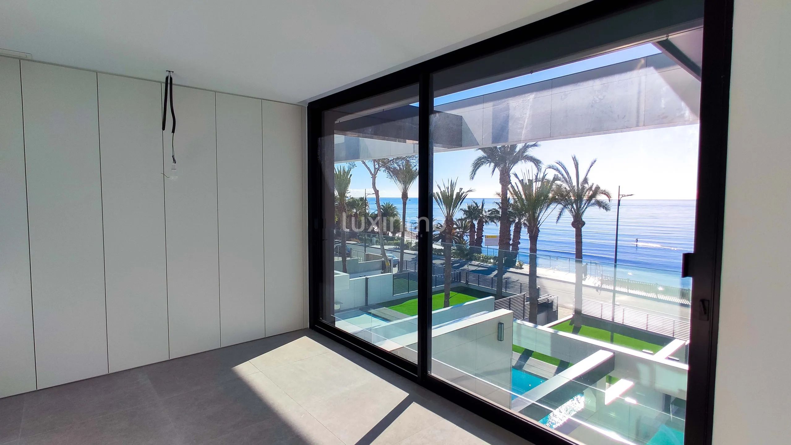 Вилла на первой береговой линии в Кампейо Аликанте — photo 11