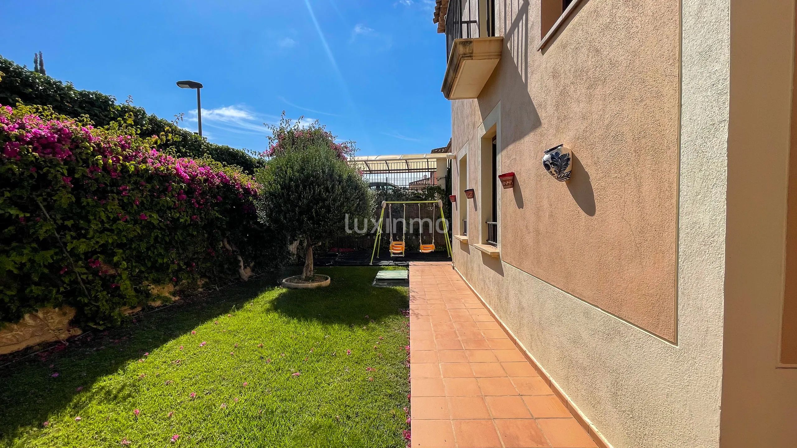 House for sale with sea view and pool in Sierra Cortina — photo 39