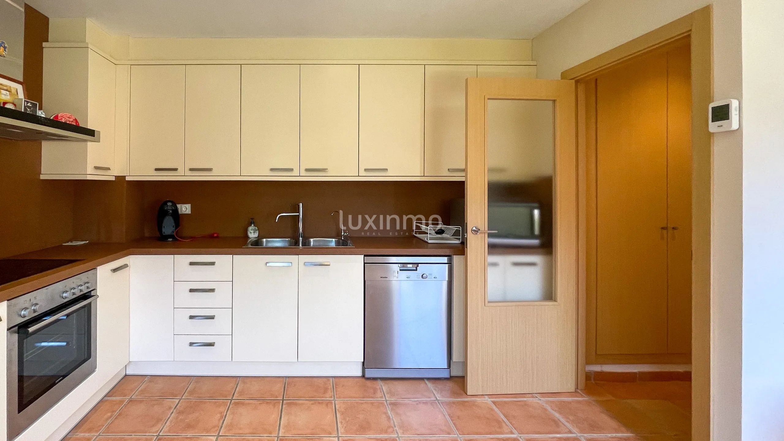 House for sale with sea view and pool in Sierra Cortina — photo 17