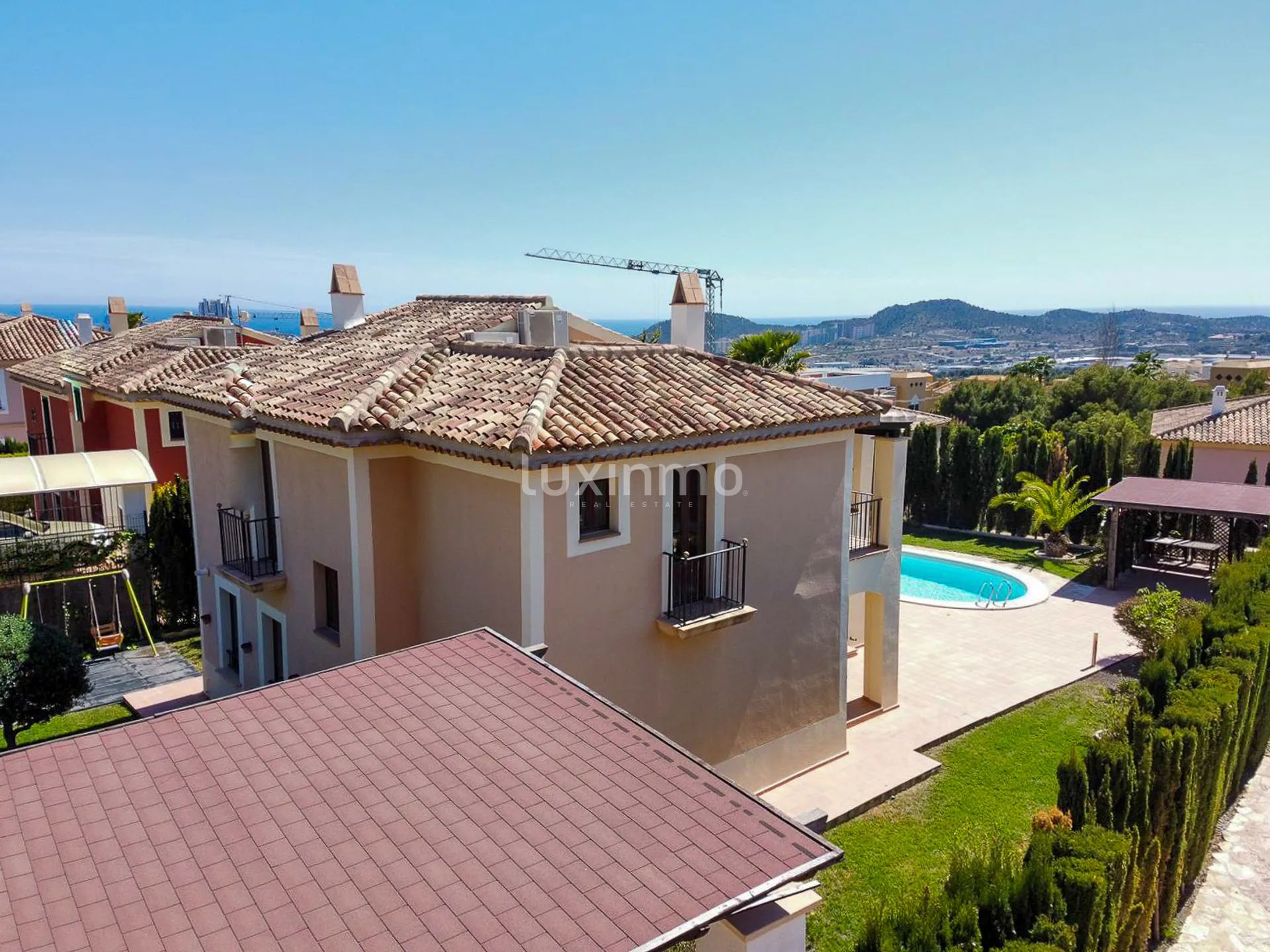 House for sale with sea view and pool in Sierra Cortina — photo 46