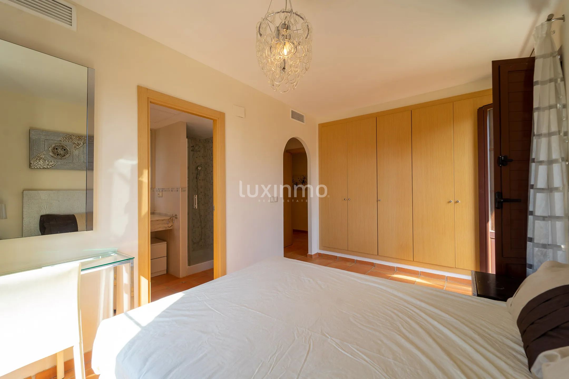 House for sale with sea view and pool in Sierra Cortina — photo 27