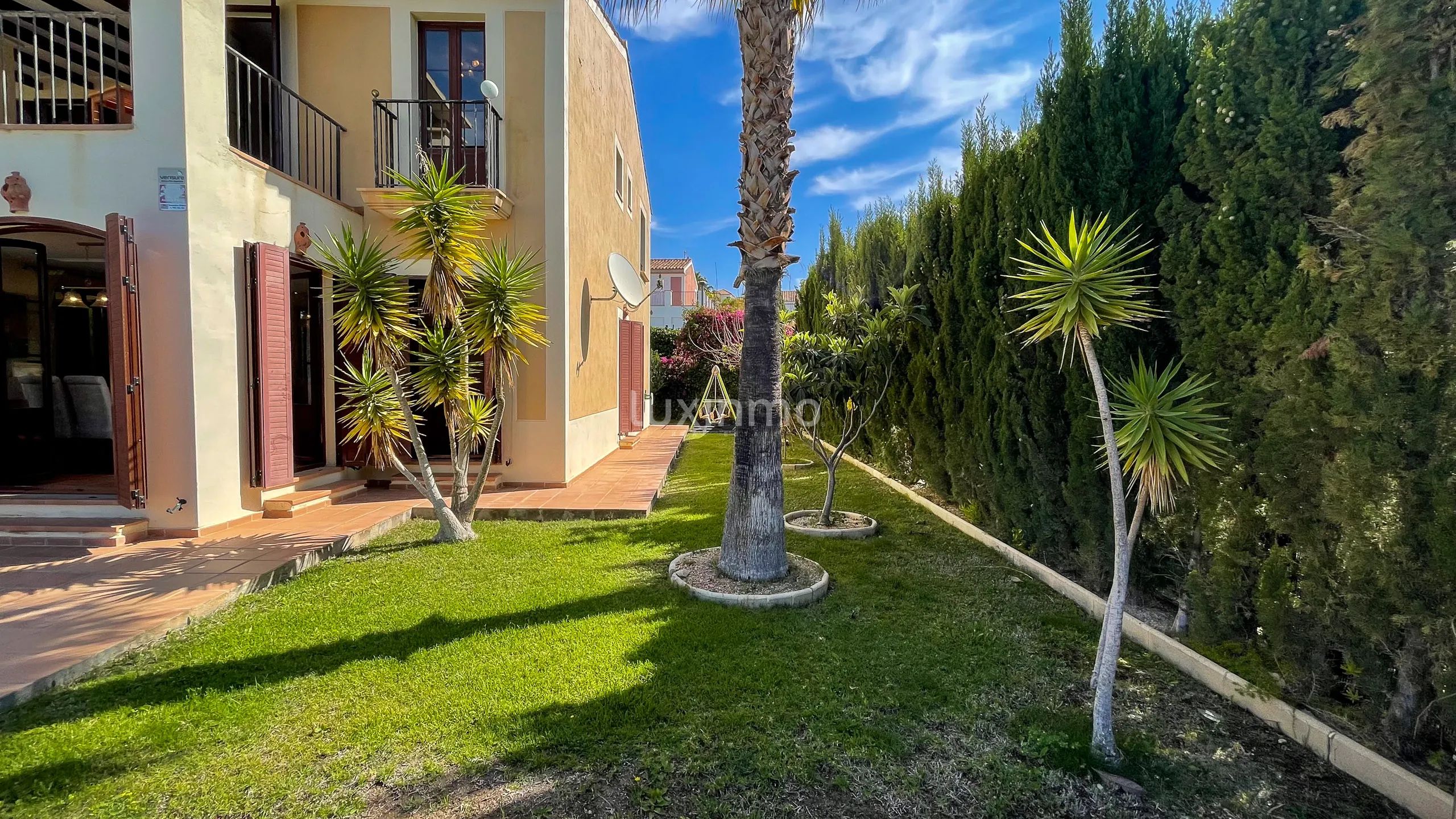 House for sale with sea view and pool in Sierra Cortina — photo 40