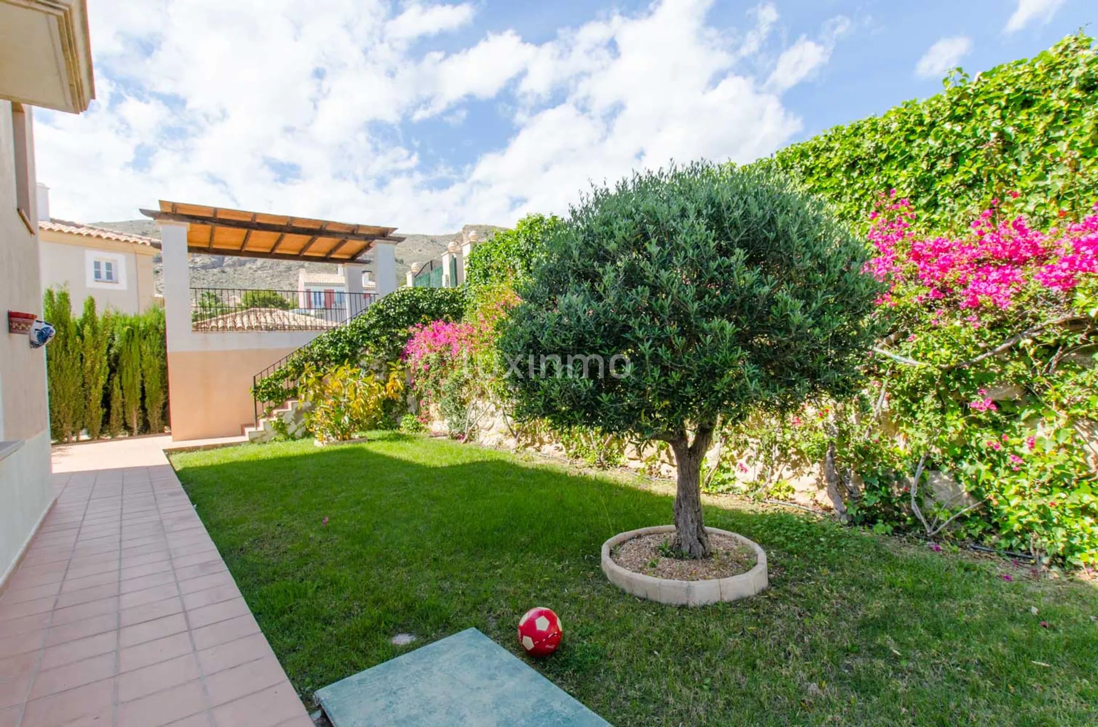 House for sale with sea view and pool in Sierra Cortina — photo 45