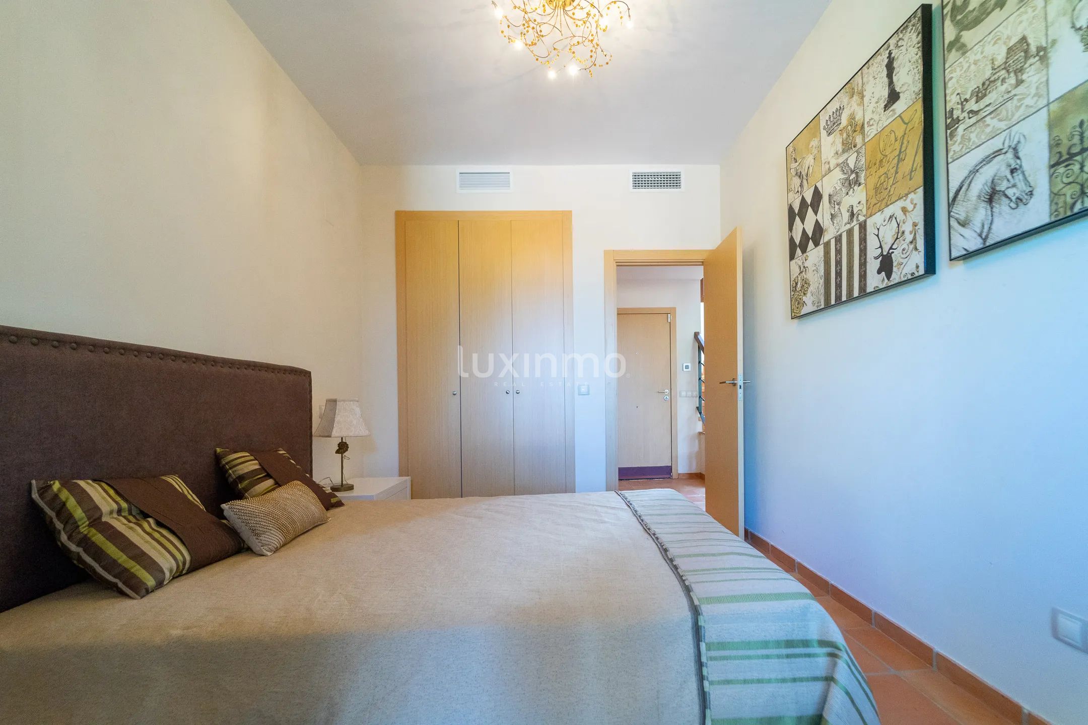 House for sale with sea view and pool in Sierra Cortina — photo 37