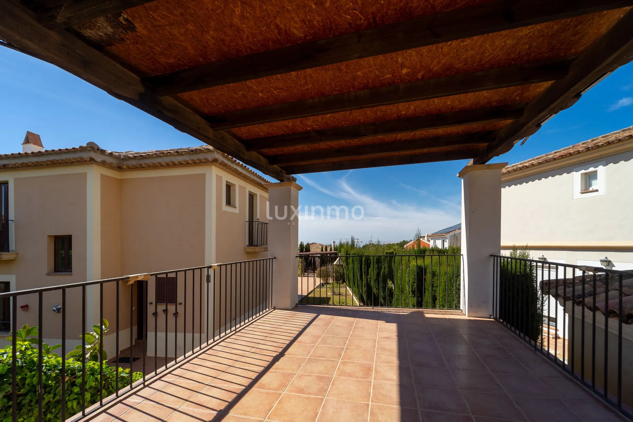 House for sale with sea view and pool in Sierra Cortina — photo 44