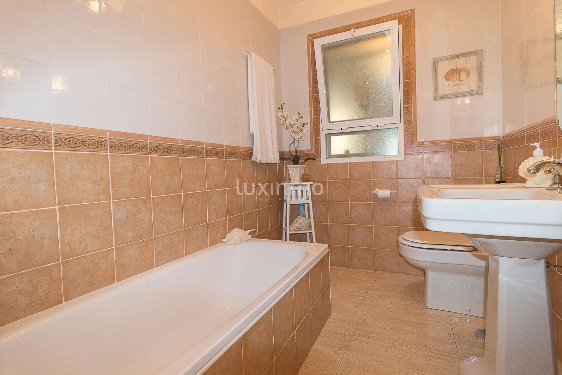 Elegante Villa mit schönem Garten zum Verkauf in Alfas del Pi — photo 11