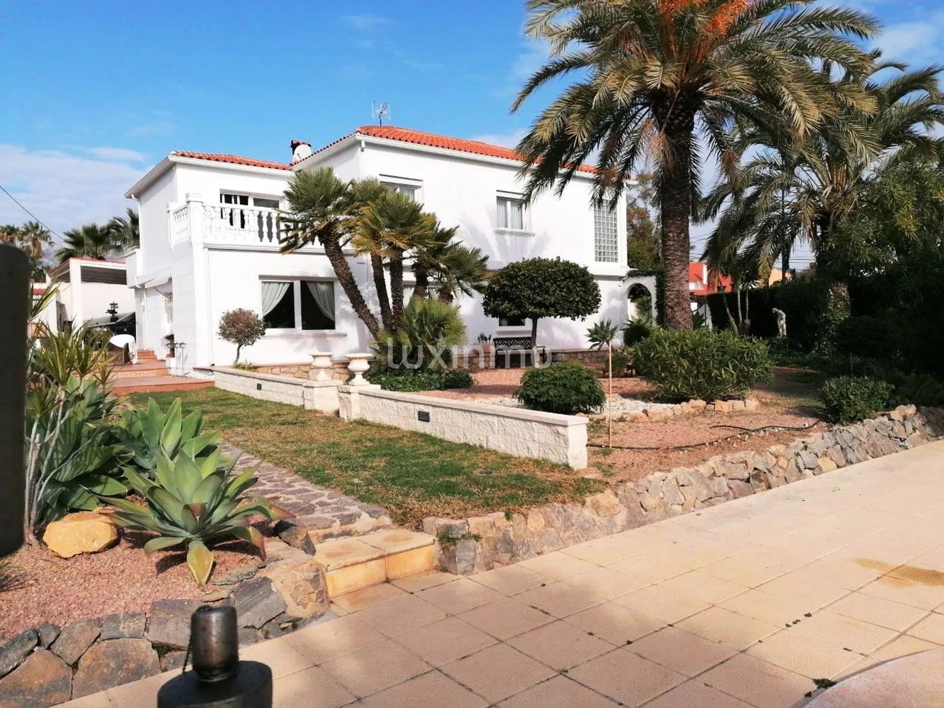 Elegante Villa mit schönem Garten zum Verkauf in Alfas del Pi — photo 1